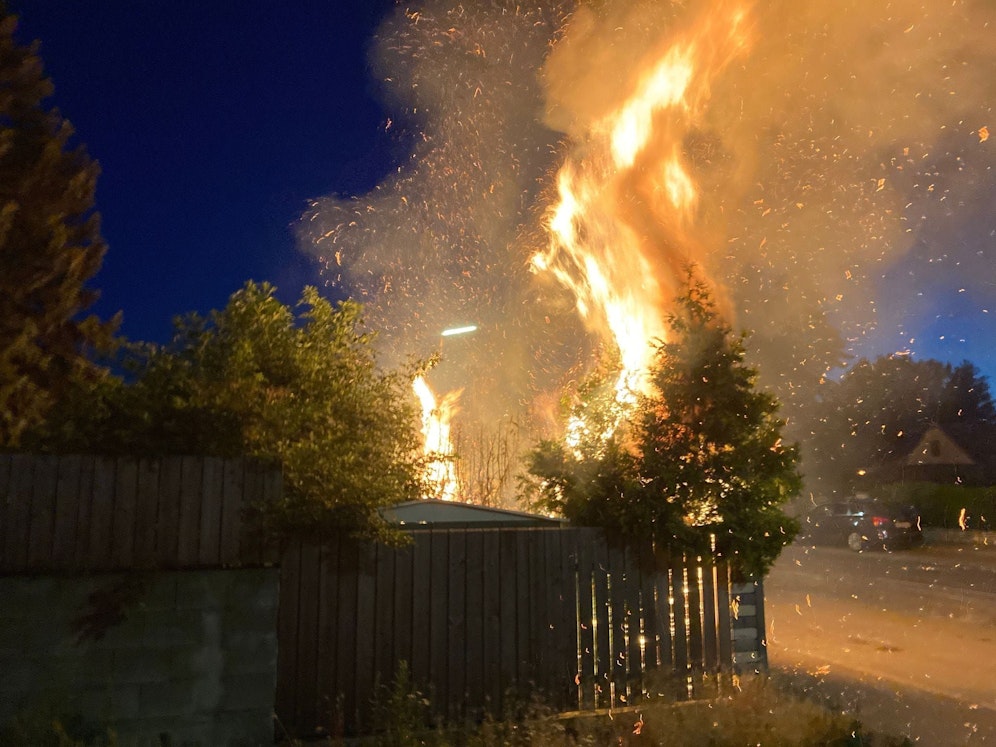 Die Thujen fingen Feuer und brannten lichterloh.
