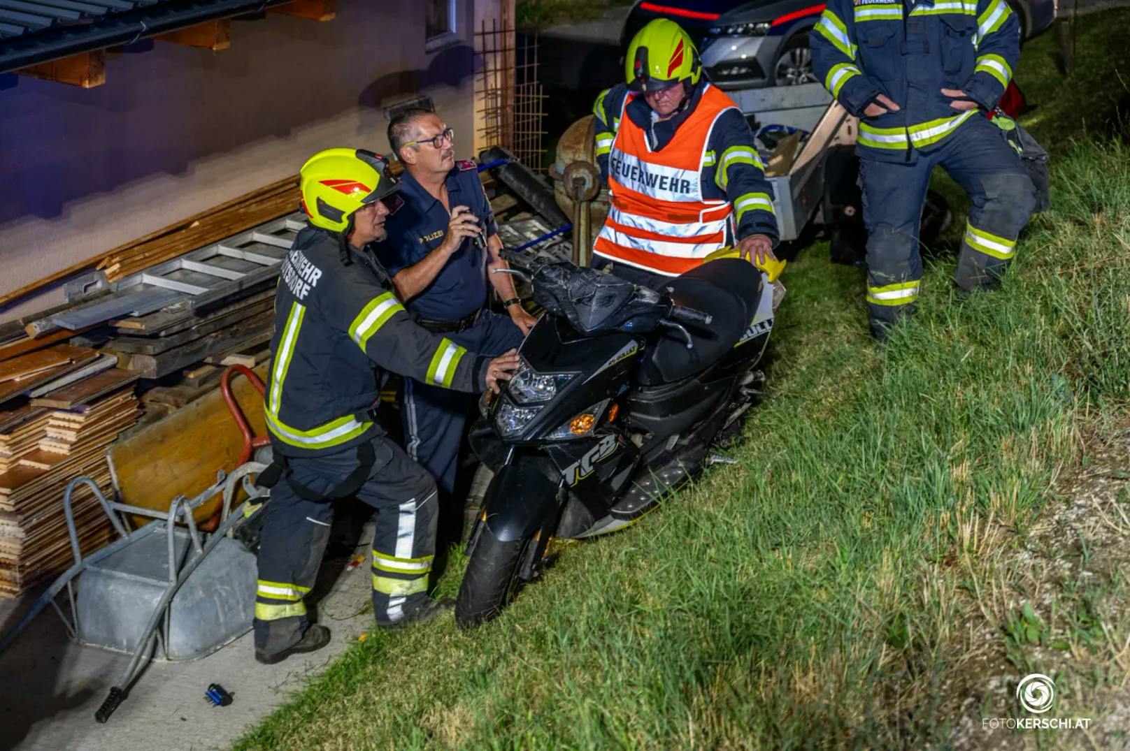 Im Bezirk Kirchdorf ist es am Wochenende zu einem schweren Verkehrsunfall gekommen. Ein Autofahrer kollidierte mit einem Moped, auf dem zwei Personen saßen. Nach dem Zusammenstoß machte sich der Lenker aus dem Staub. Die beiden Personen auf dem Moped wurden verletzt.