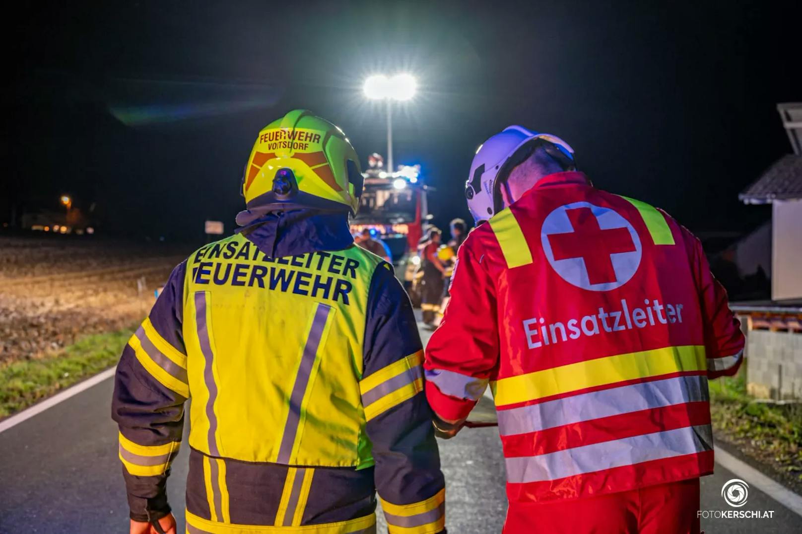 Im Bezirk Kirchdorf ist es am Wochenende zu einem schweren Verkehrsunfall gekommen. Ein Autofahrer kollidierte mit einem Moped, auf dem zwei Personen saßen. Nach dem Zusammenstoß machte sich der Lenker aus dem Staub. Die beiden Personen auf dem Moped wurden verletzt.