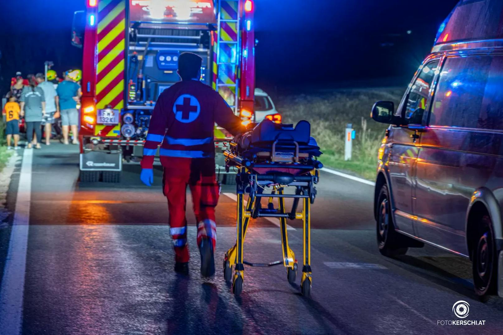 Im Bezirk Kirchdorf ist es am Wochenende zu einem schweren Verkehrsunfall gekommen. Ein Autofahrer kollidierte mit einem Moped, auf dem zwei Personen saßen. Nach dem Zusammenstoß machte sich der Lenker aus dem Staub. Die beiden Personen auf dem Moped wurden verletzt.