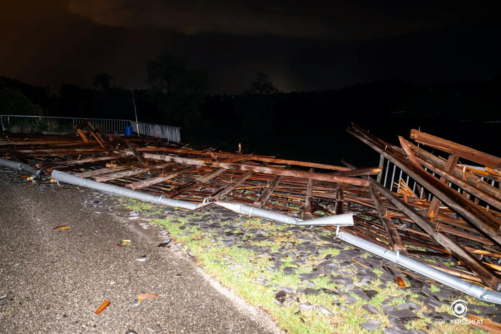 Eine starke Gewitterzelle zog am Wochenende mit Hagel, Sturm und Starkregen über den Bezirk Linz-Land. Gegen 21:45 Uhr traf die Gewitterfront im Bereich Linz-Land ein und sorgte bereits nach kurzer Zeit für zahlreiche Alarmierungen wegen überfluteter Keller und umgestürzter Bäume.