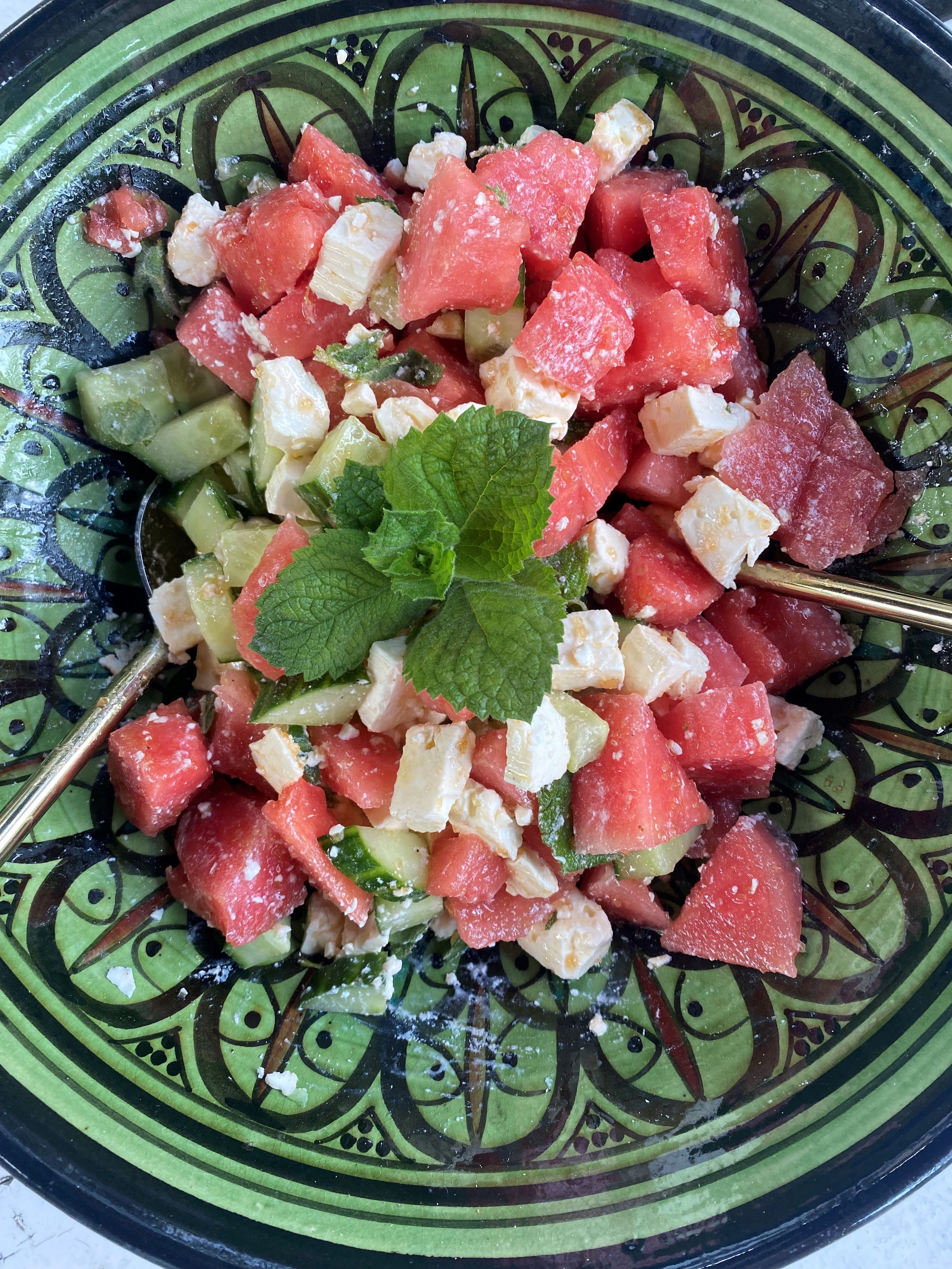 Wassermelonen-Feta-Salat schmeckt nicht nur herrlich, sondern erfrischt auch mit Minze und viel Wasser aus der Meone.