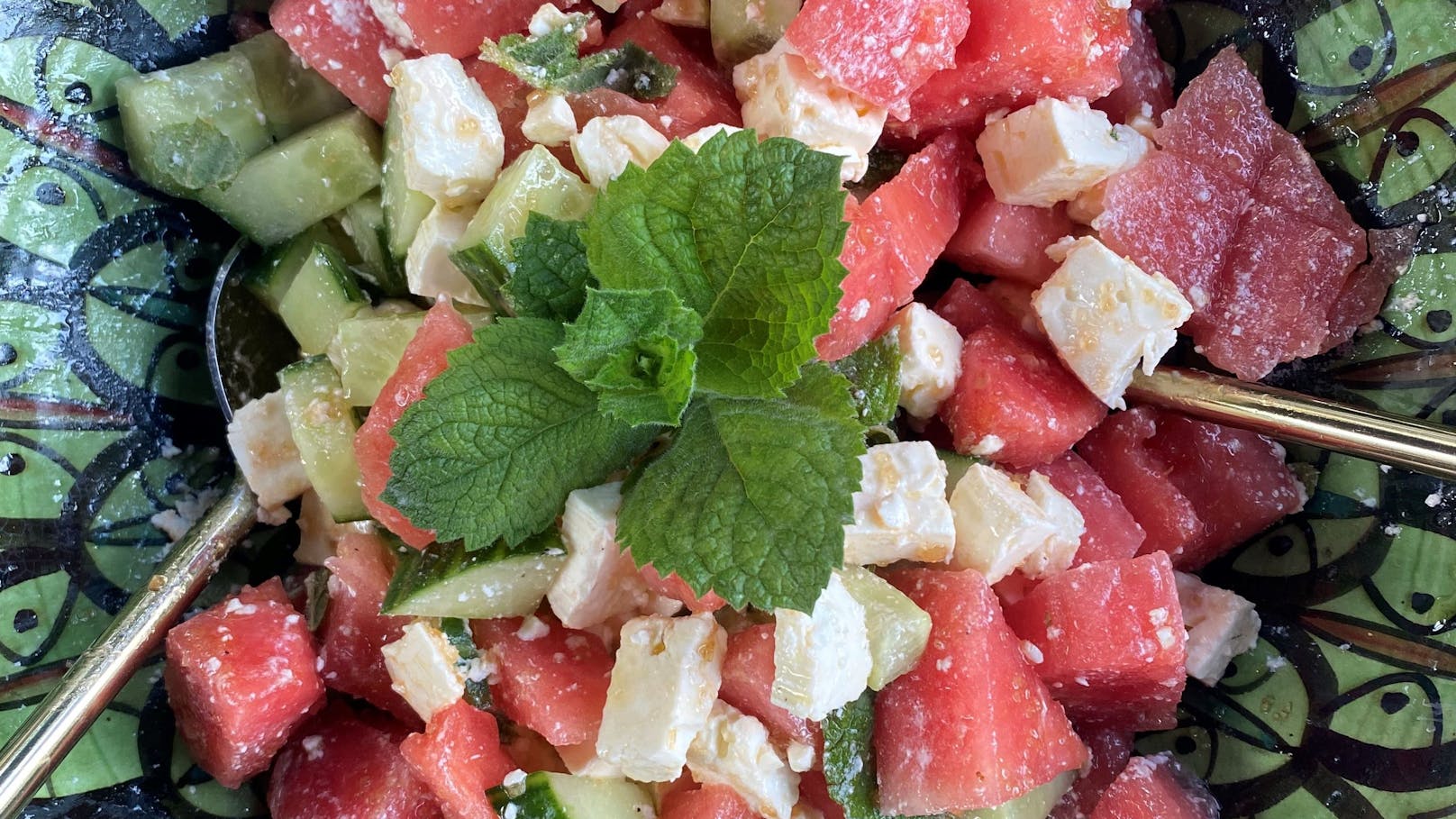 Wassermelonen-Feta-Salat schmeckt nicht nur herrlich, sondern erfrischt auch mit Minze und viel Wasser aus der Meone.