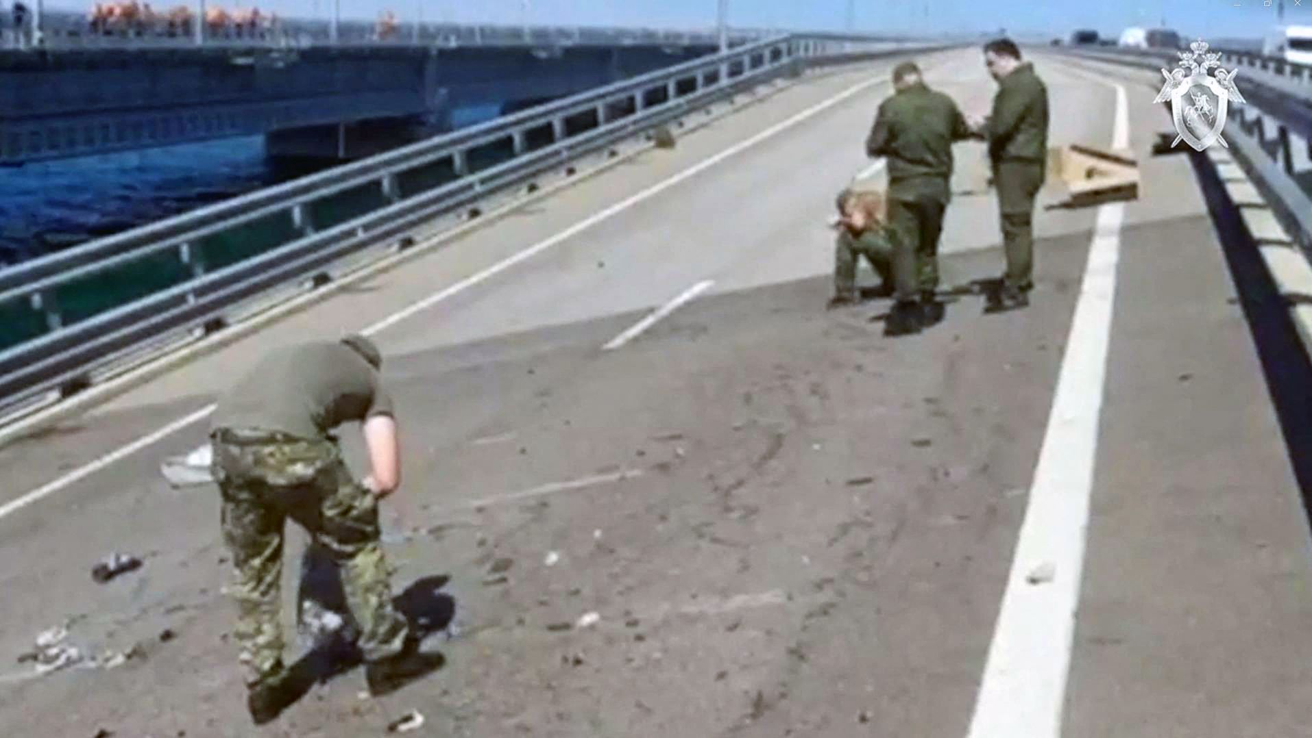 Download von www.picturedesk.com am 17.07.2023 (11:26).  *** SERVICEBILD *** This video grab taken and released on July 17, 2023 by the Russian Investigative Commitee shows committee investigators working on the Kerch bridge -- linking Crimea to Russia -- which was heavily damaged following an attack. Russia on July 17, 2023, said a Ukrainian attack on the bridge linking Moscow-annexed Crimea to the Russian mainland killed a civilian couple and wounded their child. (Photo by RUSSIAN INVESTIGATIVE COMMITTEE / AFP) / RESTRICTED TO EDITORIAL USE - MANDATORY CREDIT "AFP PHOTO / RUSSIAN INVESTIGATIVE COMMITTEE " - NO MARKETING NO ADVERTISING CAMPAIGNS - DISTRIBUTED AS A SERVICE TO CLIENTS - 20230717_PD1947 - Rechteinfo: Servicebild (SB) Bei diesem Bild ist PictureDesk ausschließlich technischer Dienstleister und stellt eine technische Bearbeitungsgebühr in Rechnung. PictureDesk ist weder Urheber noch Rechteinhaber. Die Nutzung liegt in alleiniger Verantwortung des Kunden. Nur für redaktionelle Nutzung! Werbliche Nutzung erfordert Freigabe: bitte schicken Sie uns eine Anfrage.