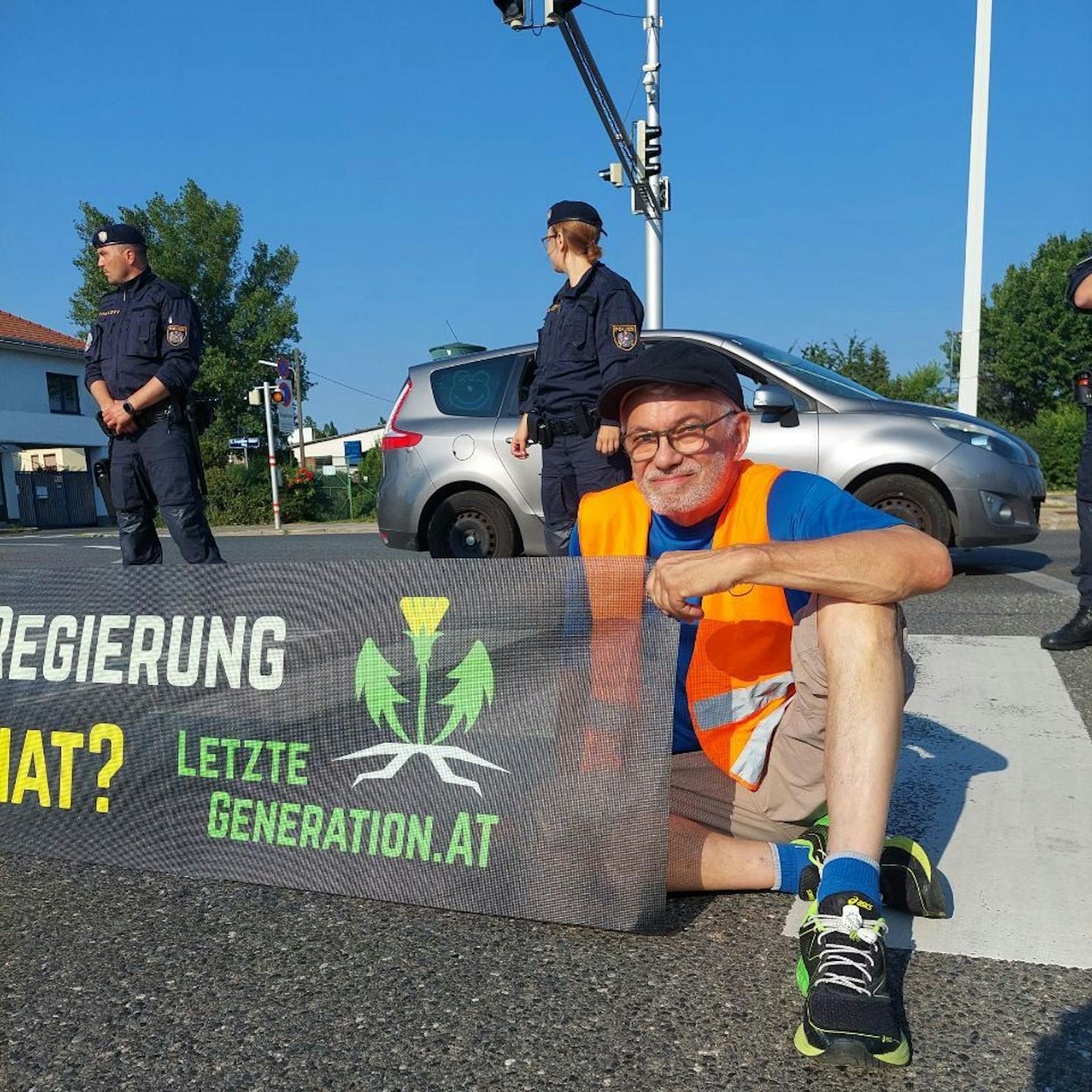 Klima-Kleber der Letzten Generation bei einer Protestaktion in Wien am 17. Juli 2023.