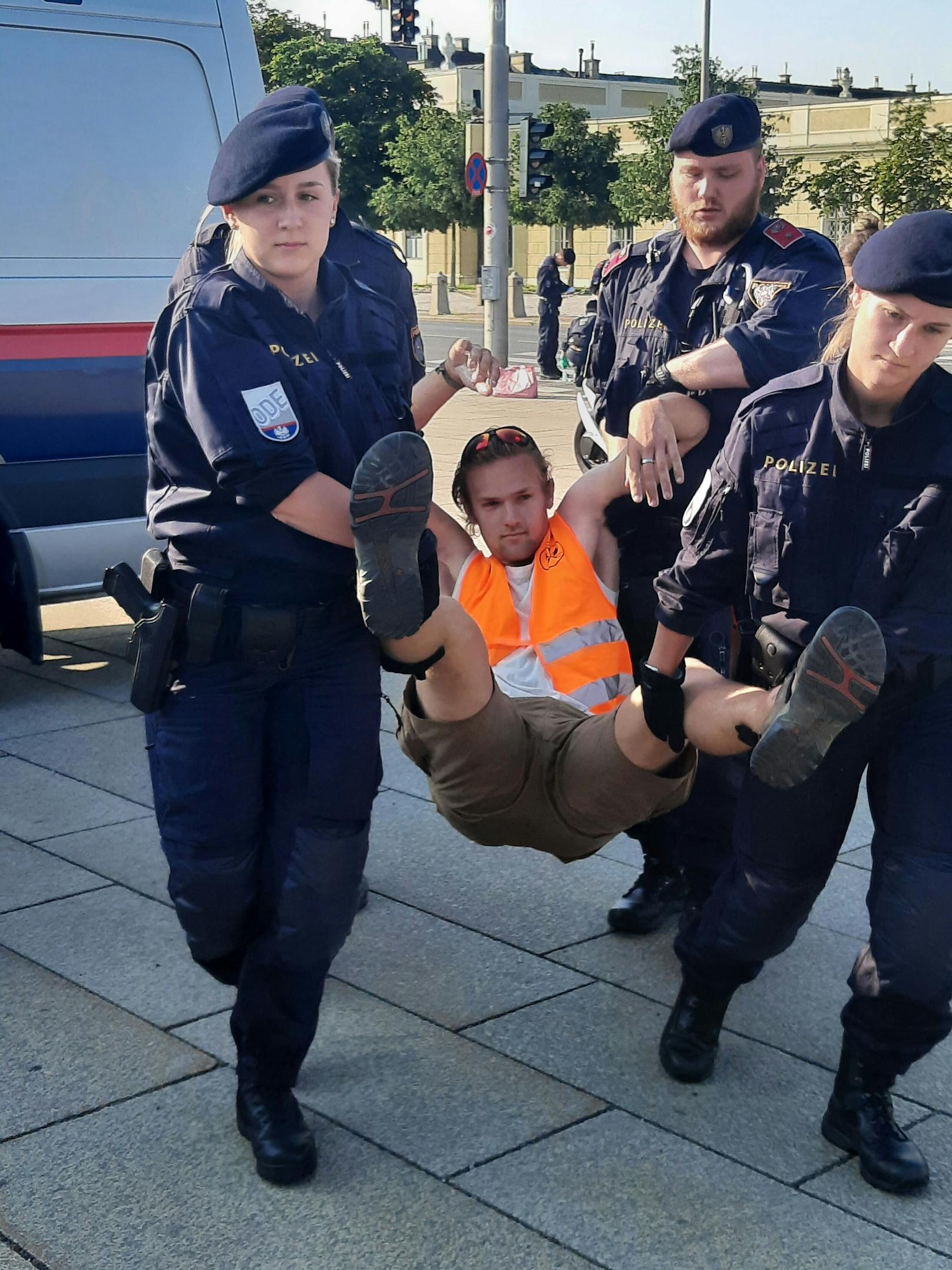 Klima-Kleber der Letzten Generation bei einer Protestaktion in Wien am 17. Juli 2023.