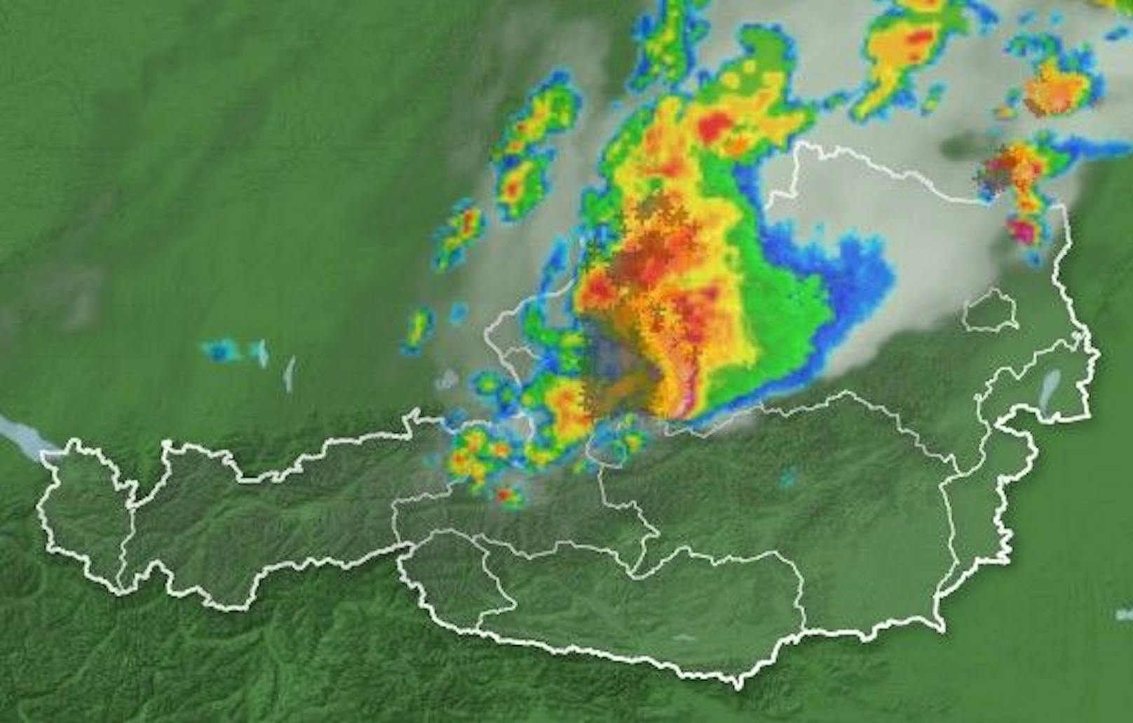 Das Unwetterradar zeigt die Situation um 10 Uhr Vormittags an. Für OÖ und Teile von NÖ gibt es erneut eine rote Warnung.