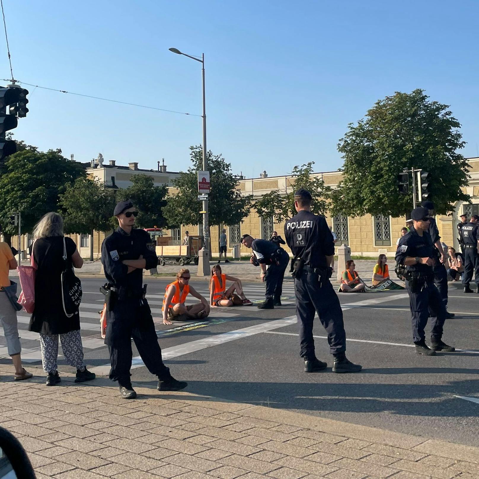 Auch Kanzler-Sprecher <strong>Daniel Kosak</strong> wurde am Weg in die City bei Schönbrunn ausgebremst: "Gerade eben haben die Klimakleber wieder ein paar hundert Menschen von ihrem Anliegen 'überzeugt'", grantelt der Altlengbacher.