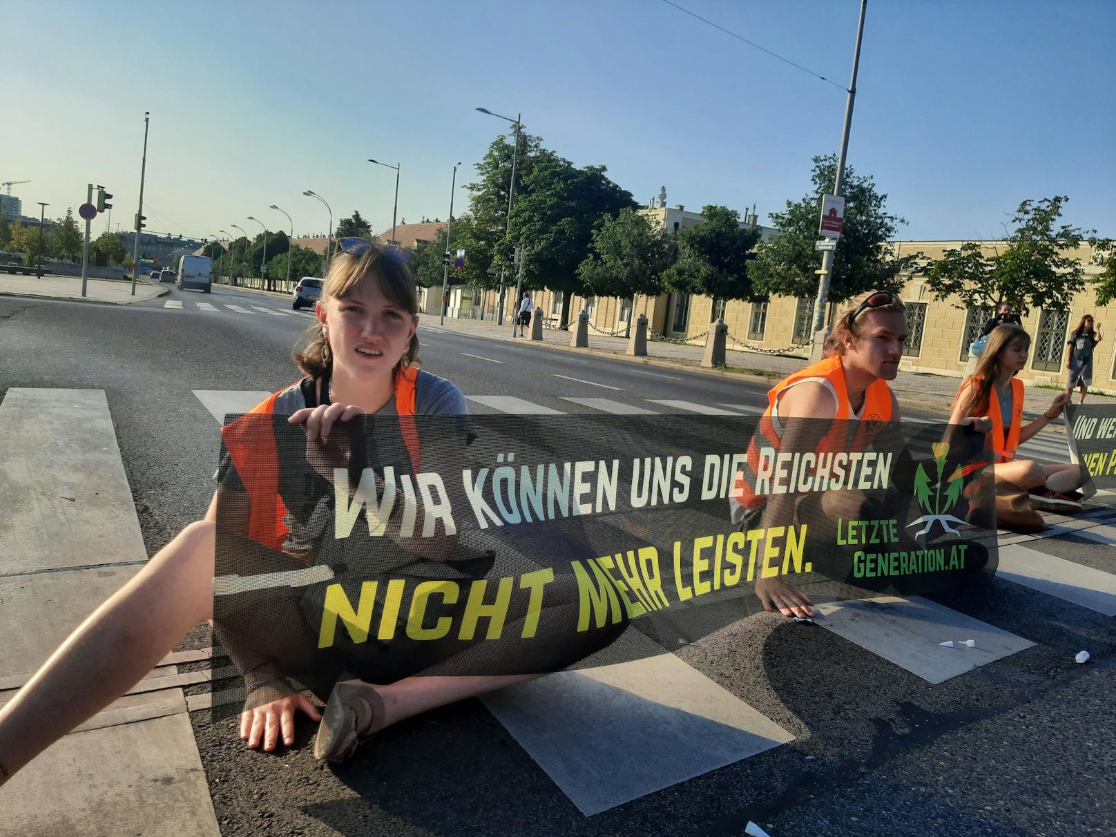 Klima-Kleber der Letzten Generation bei einer Protestaktion in Wien am 17. Juli 2023.