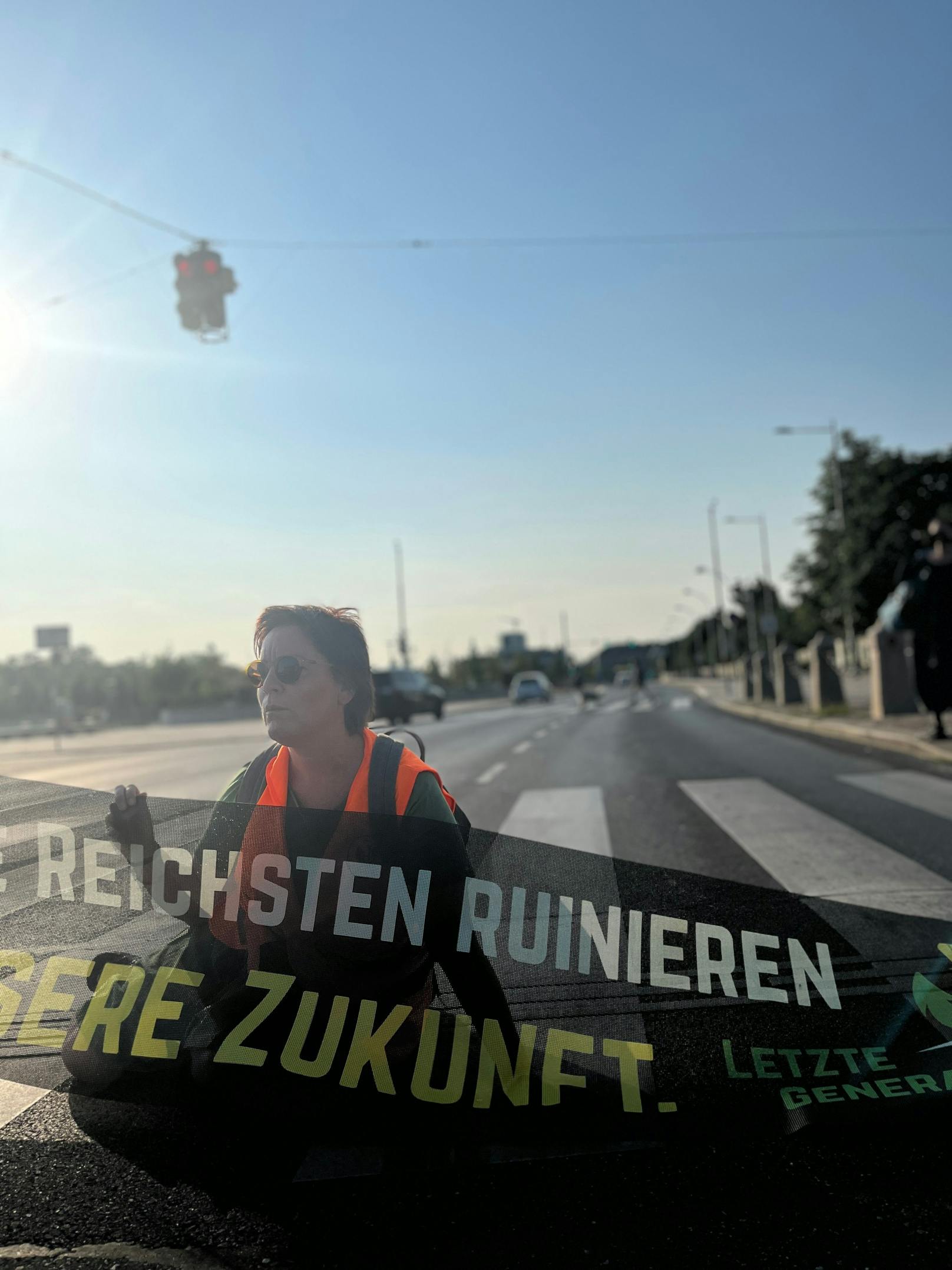 Klima-Kleber der Letzten Generation bei einer Protestaktion in Wien am 17. Juli 2023.