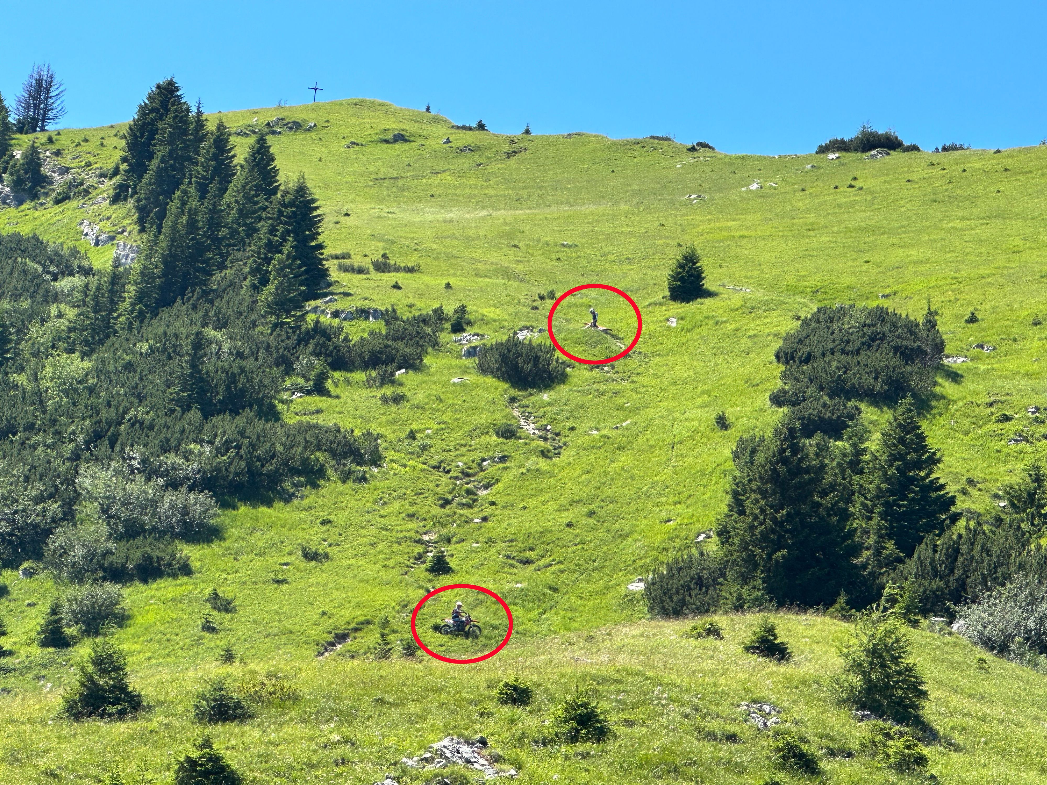 Motorradfahrer am Weg zum Gipfel der Hochplatte am 15. Juli 2023.