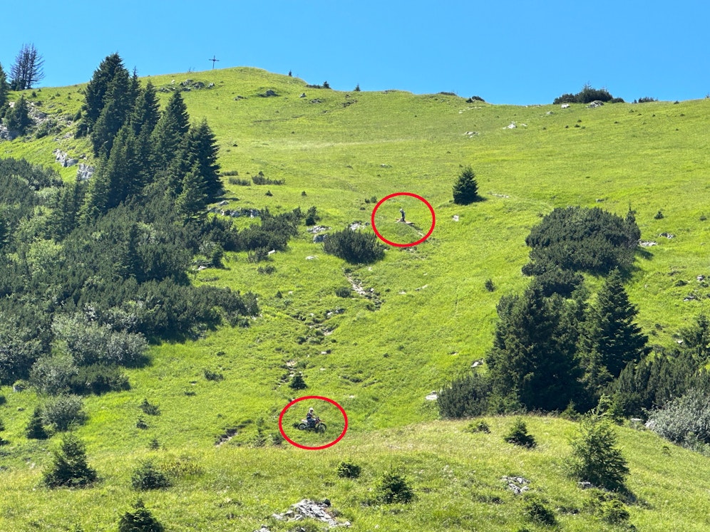 Motorradfahrer am Weg zum Gipfel der Hochplatte am 15. Juli 2023.