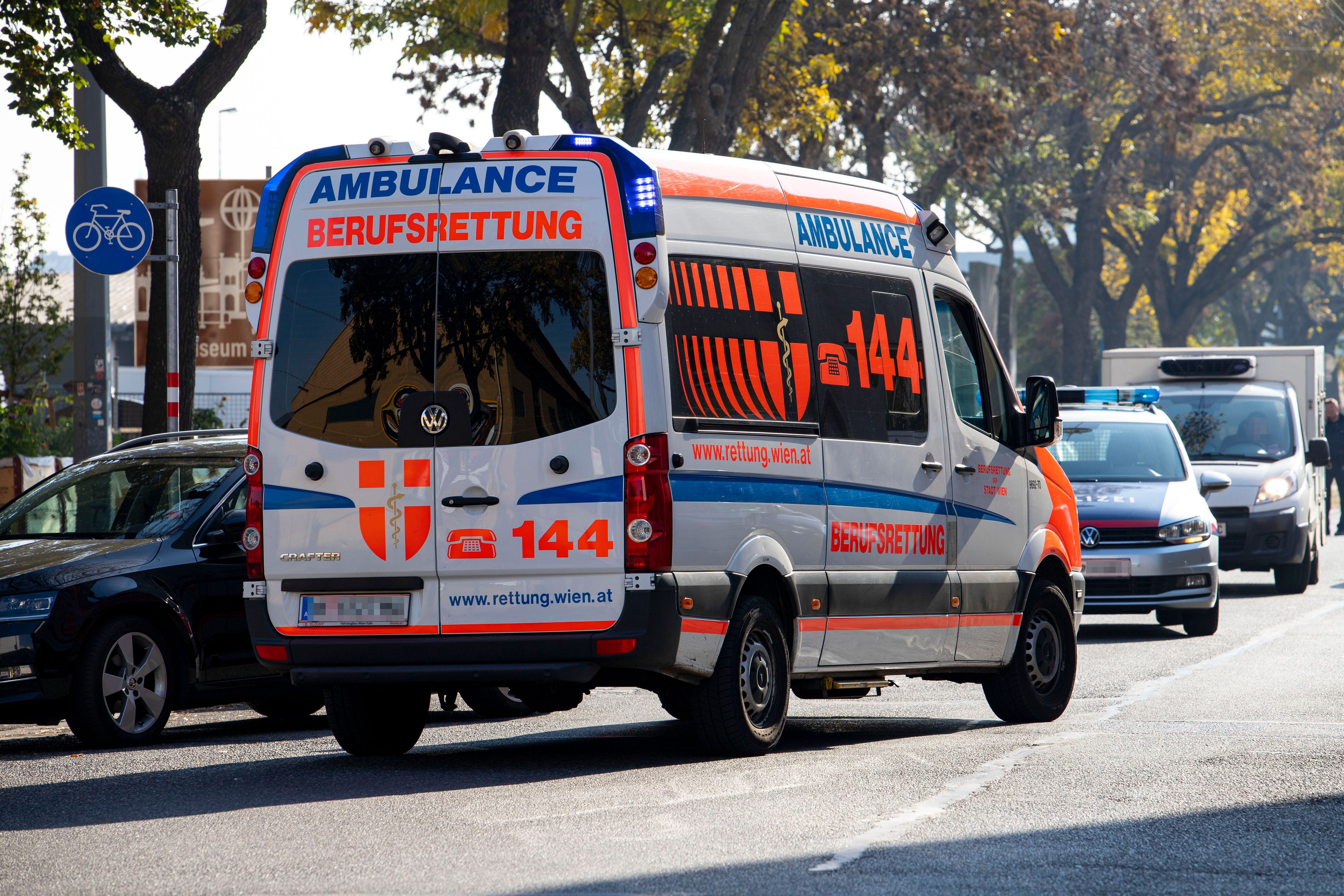 Die verletzte Frau musste ins Krankenhaus transportiert werden. Symbolbild.