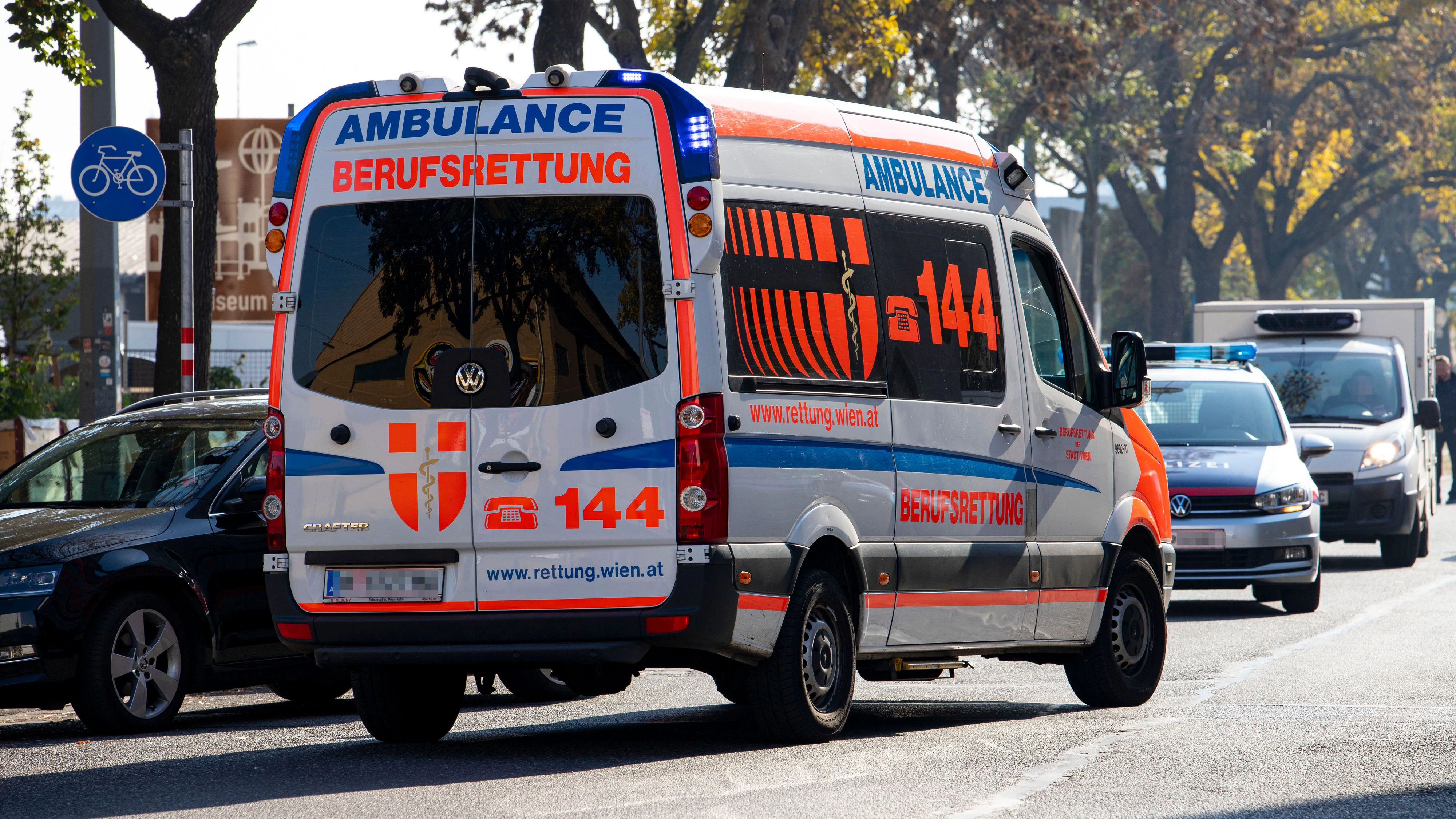 Weil sie von einem alkoholisierten Patienten tätlich angegriffen wurden, alarmierten Sanitäter der Berufsrettung Wien auch die Polizei nach. Symbolbild.