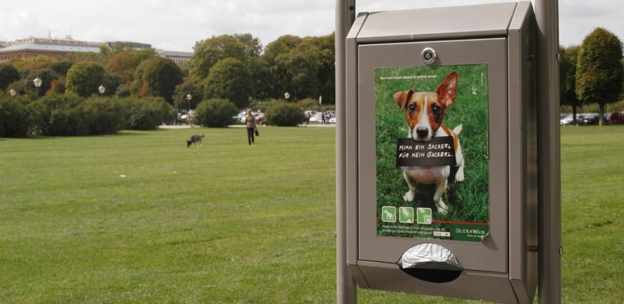 © Christian M. KREUZIGER, Wien, 04.09.2007, Heldenplatz, Hundekot, Sackerl fürs Gackerl, Umwelt, Sauberkeit, Wiese
