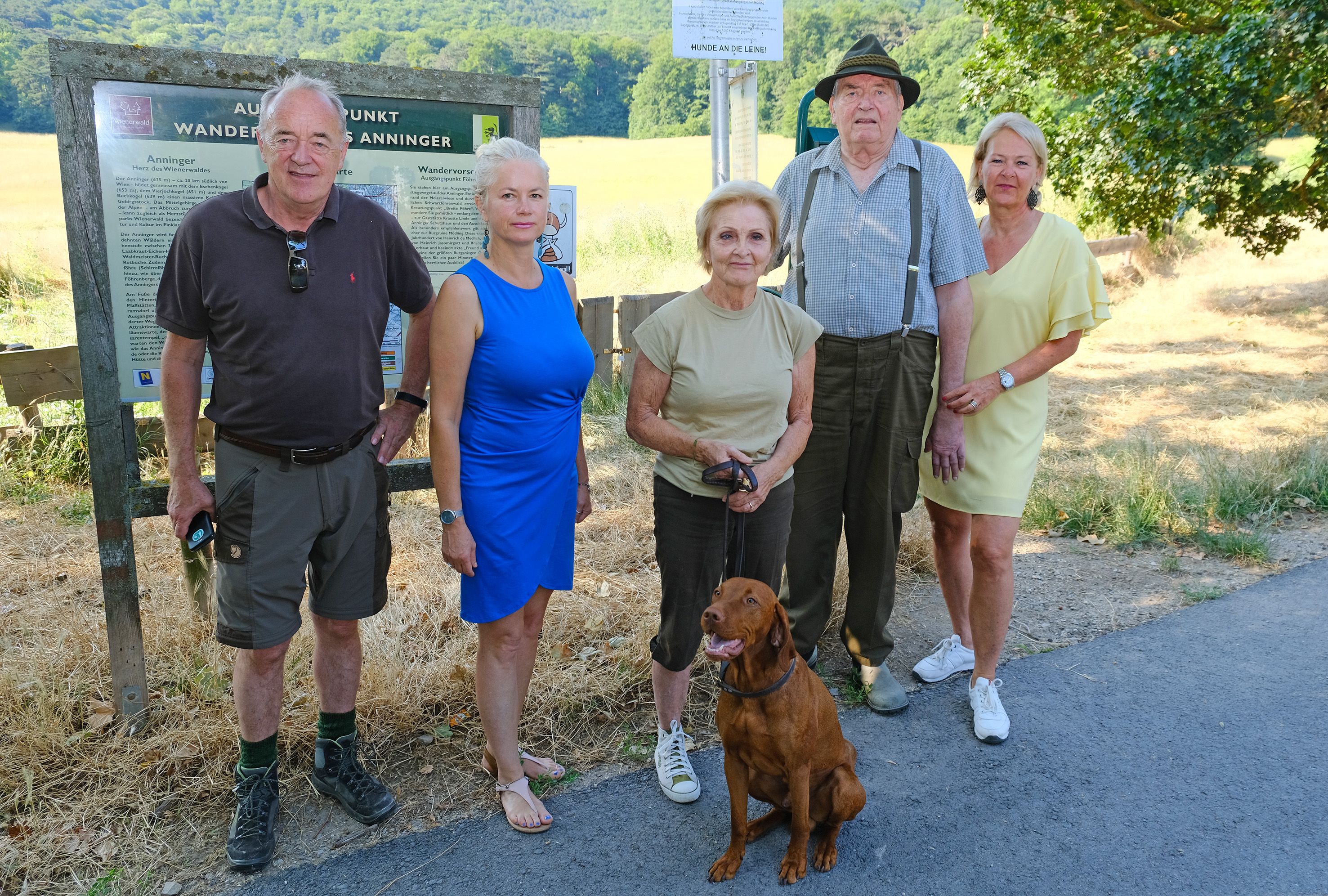 Große Sorge um die Wildtiere herrscht wegen freilaufender Hunde im Wald. v.l.: STR Leo Lindebner, Forst-Chefin Gorana Rampazzo-Todorovic, Herta und Günter Weinkopf, GR Doris Handler.