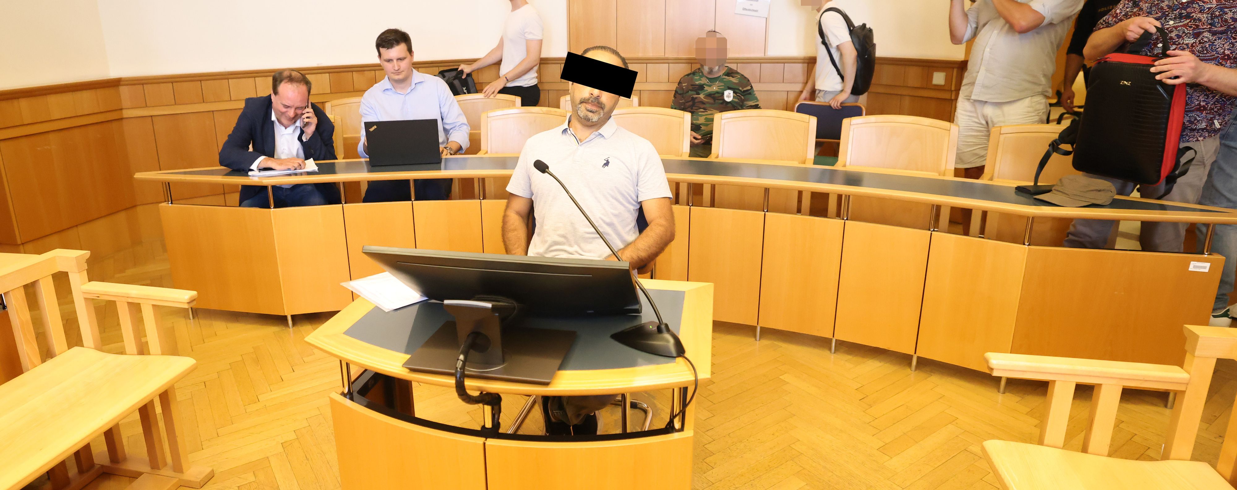 Mann wurde bei Polizei-Verhör verletzt, nun saß er selbst auf der Anklagebank…