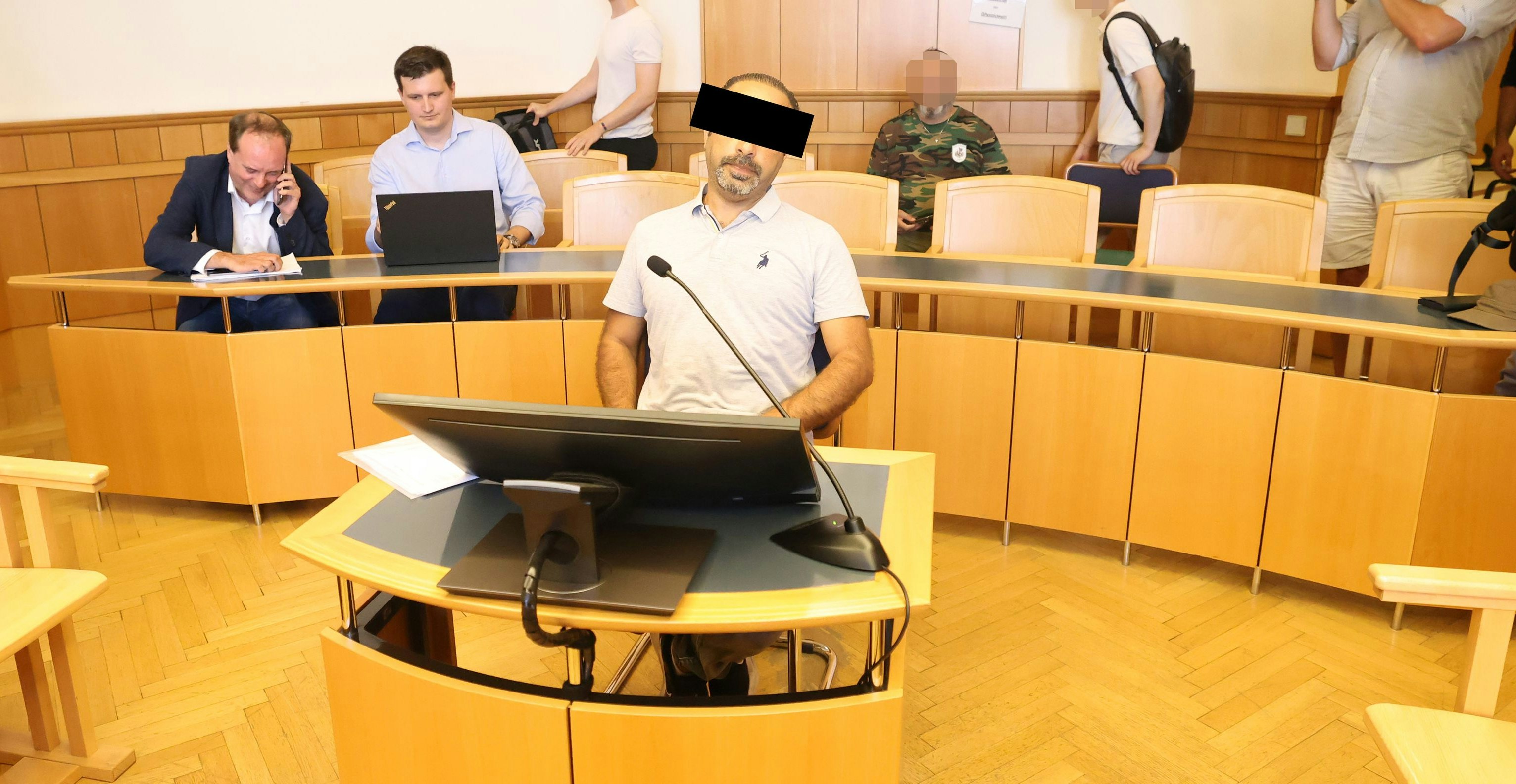 Mann wurde bei Polizei-Verhör verletzt, nun saß er selbst auf der Anklagebank…