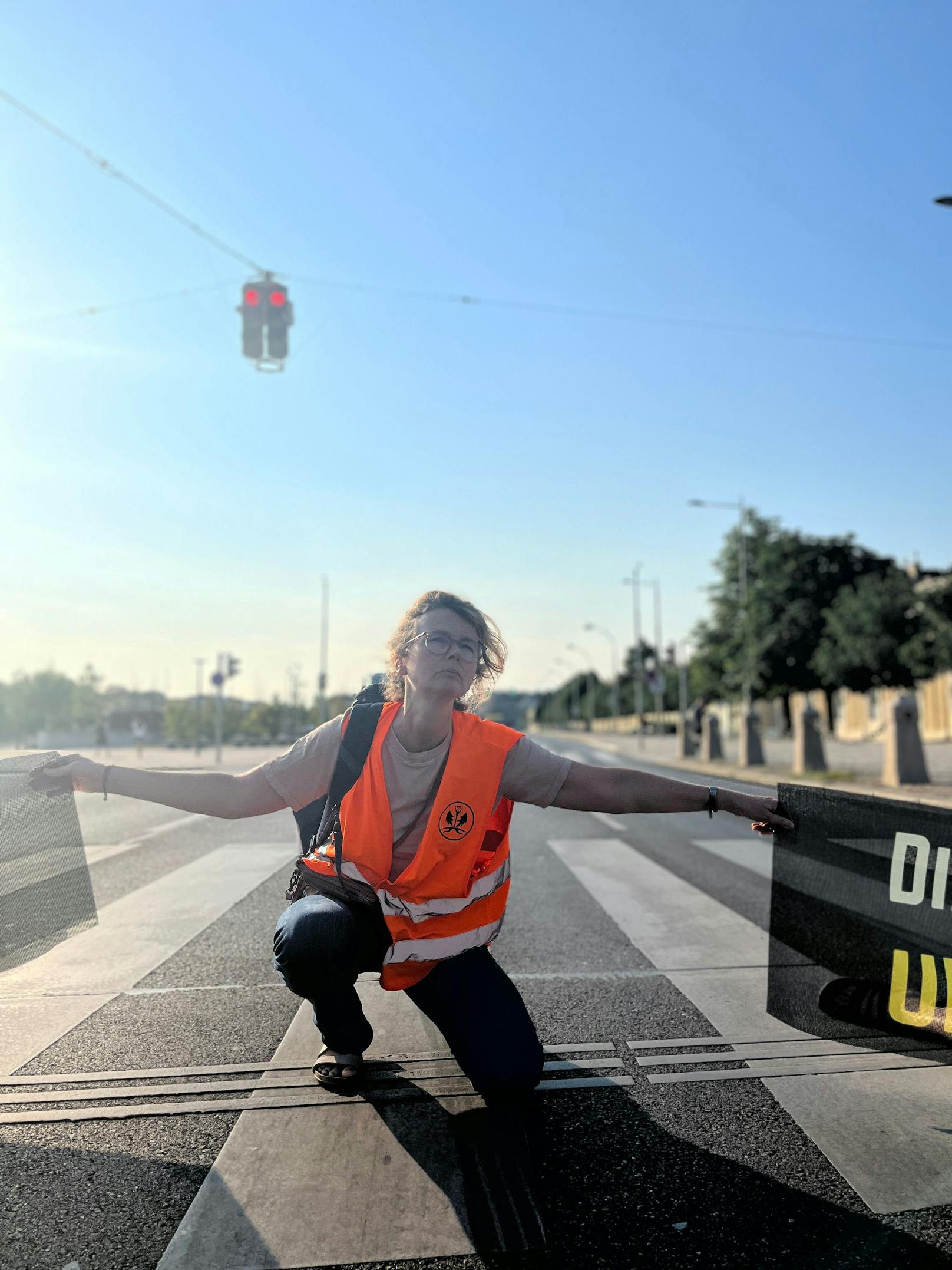 Klima-Kleber der Letzten Generation bei einer Protestaktion in Wien am 17. Juli 2023.