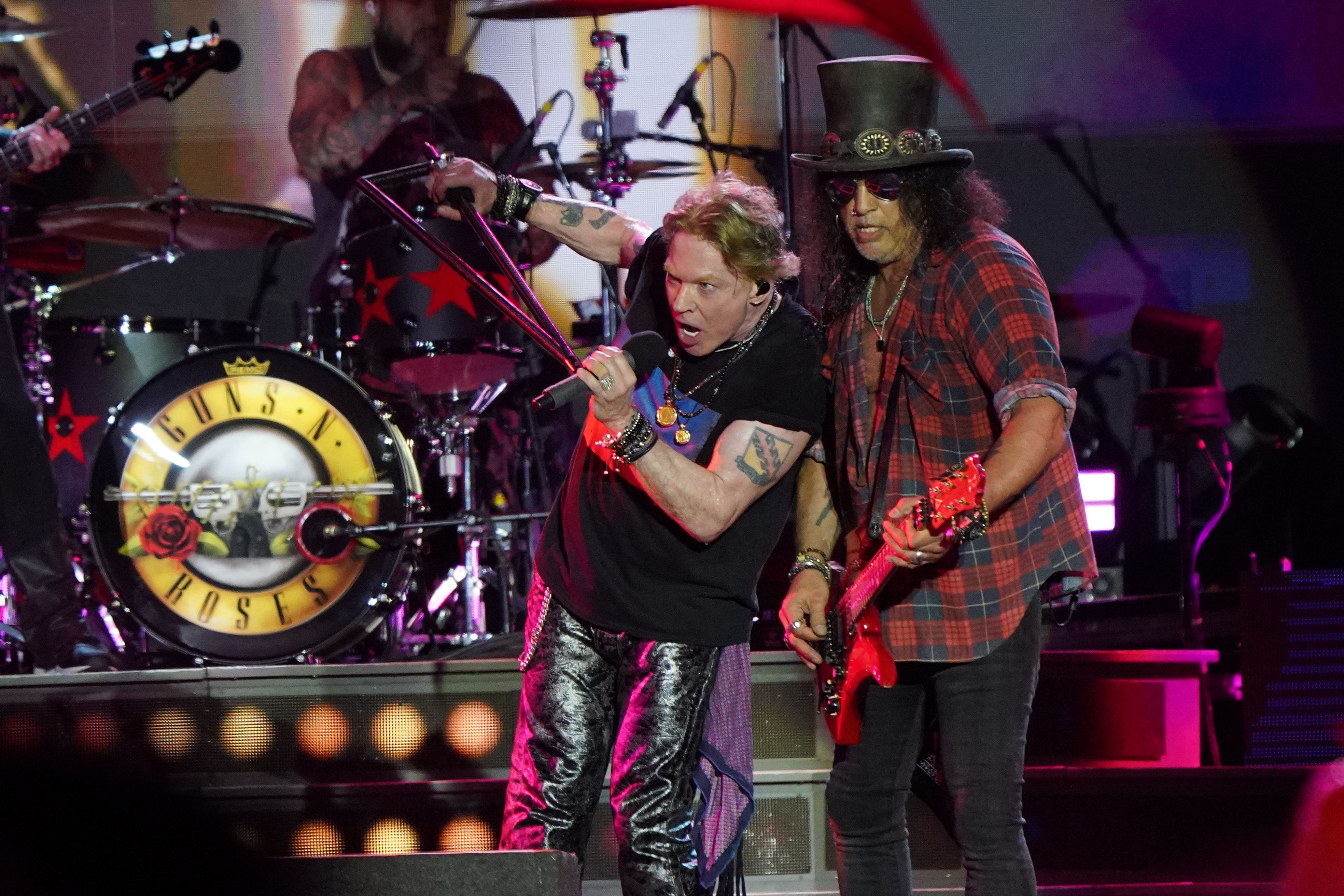 Sänger <strong>Axl Rose</strong> und Gitarrist <strong>Slash</strong> von <strong>Guns N' Roses</strong> beim 
