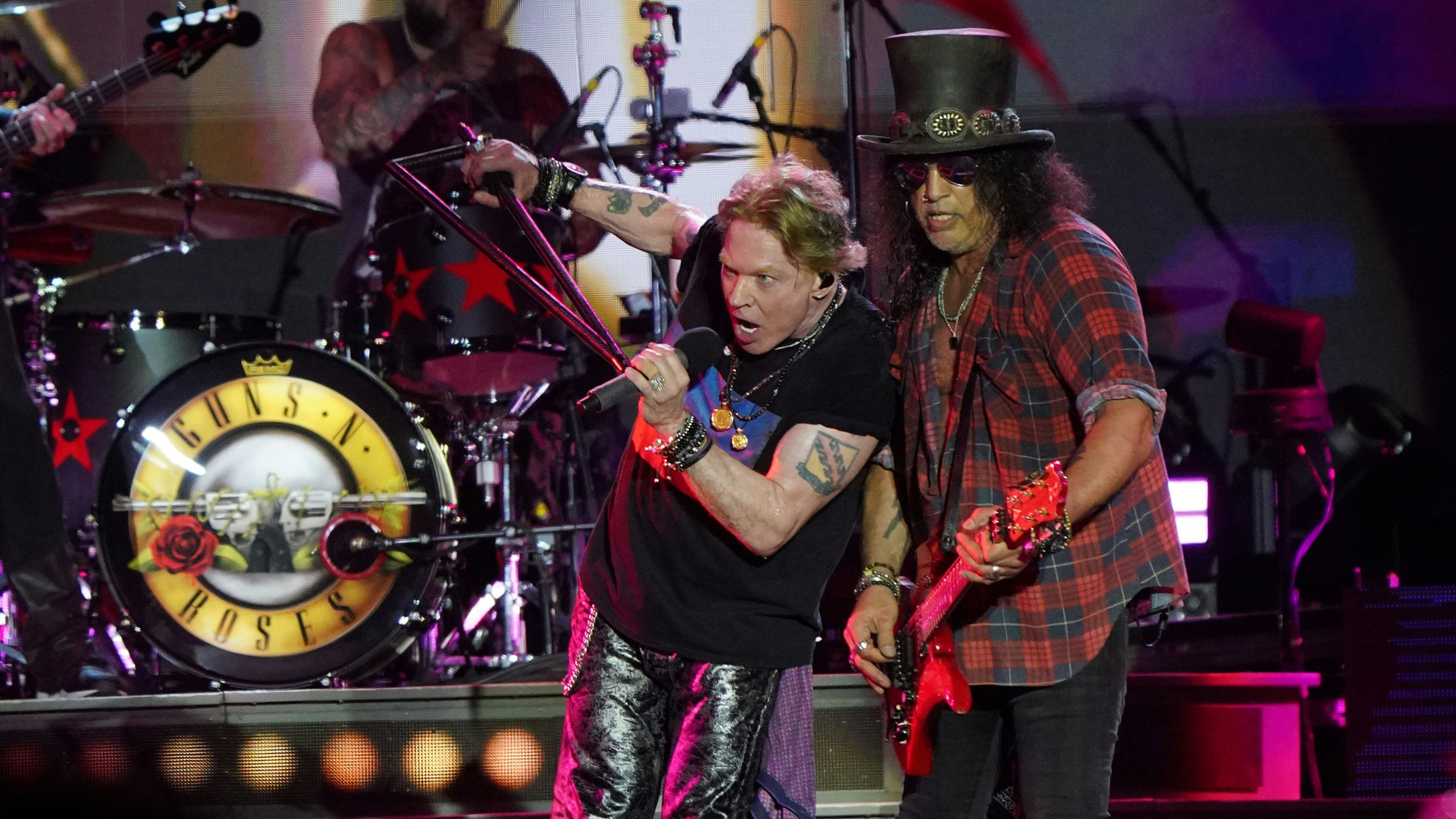 Download von www.picturedesk.com am 17.07.2023 (13:04).  Axl Rose and Slash from Guns N' Roses performing on the Pyramid Stage at the Glastonbury Festival at Worthy Farm in Somerset. Picture date: Saturday June 24, 2023. - 20230624_PD13013 - Rechteinfo: Rights Managed (RM)