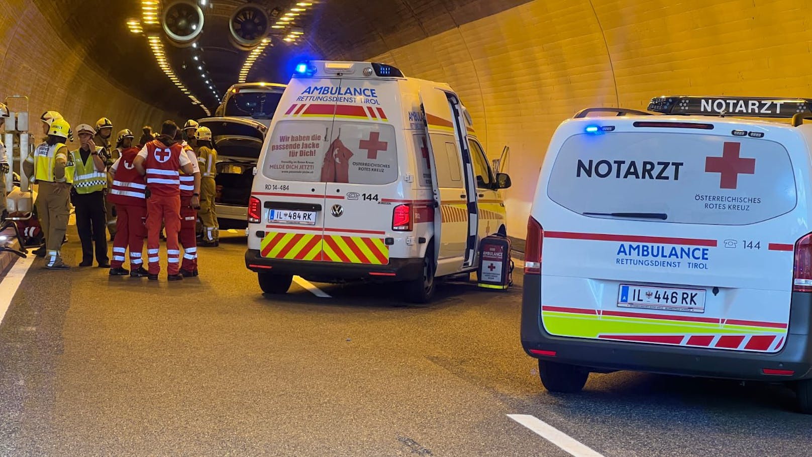 Schwerer Verkehrsunfall am Sonntag in Pians! Ein Skoda-Fahrer donnerte in einem Tunnel in das Heck eines Reisebusses. Dabei wurden mehrere Personen verletzt.