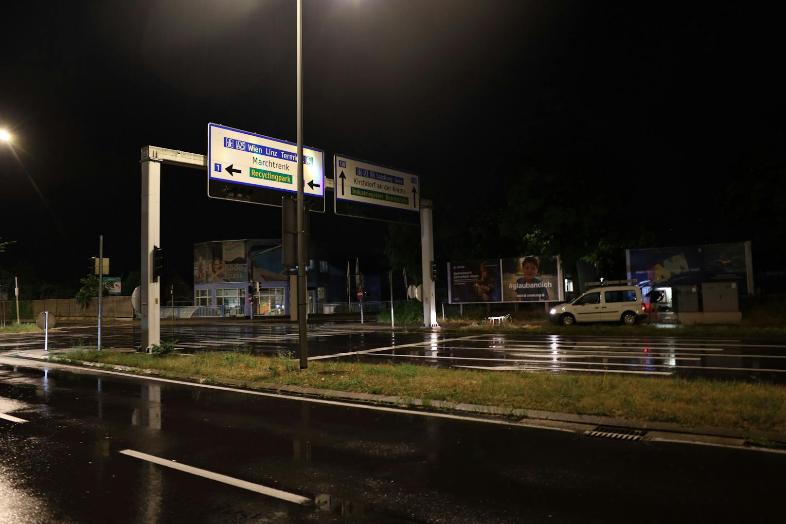 Ein heftiges Gewitter hat am späteren Sonntagabend für etwa 150 Einsätze der Feuerwehren im Zentralraum Oberösterreichs gesorgt. Kurz nach 21:00 Uhr zog ein heftiges Gewitter vom Innviertel über das Hausruckviertel, den Zentralraum in Richtung Niederösterreich. Dabei kam es zu zahlreichen Einsätzen der Feuerwehren. In erster Linie mussten Sturmschäden, Überflutungen sowie Brandeinsätze nach Blitzeinschlägen abgearbeitet werden.