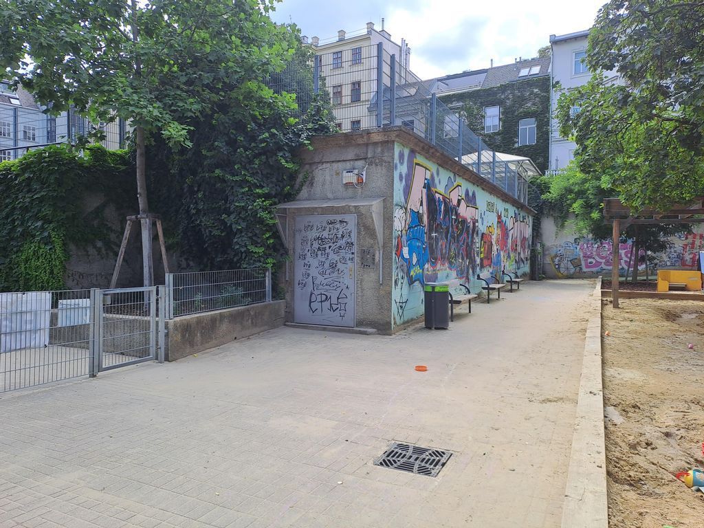 Hinter der grauen Tür geht es hinab in den Bunker zu den Schätzen des Museums - die nun umgesiedelt werden