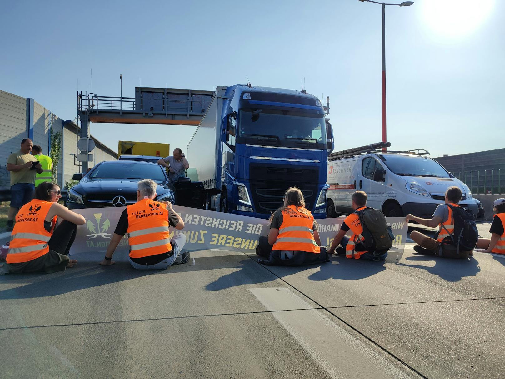 Klima-Kleber der Letzten Generation bei einer Protestaktion in Wien am 17. Juli 2023.