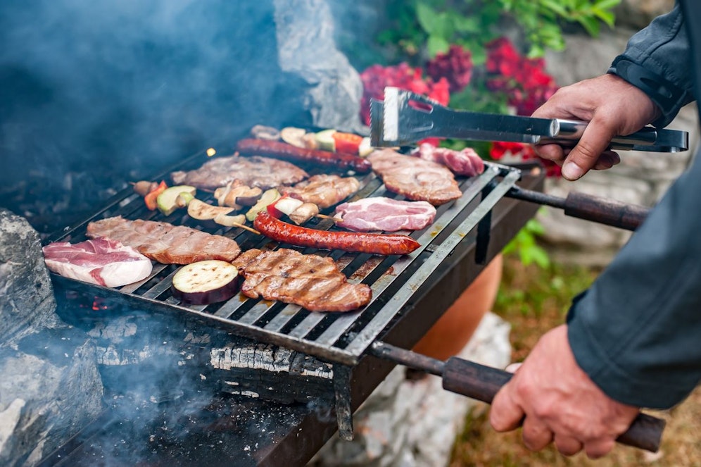 Ob Fleisch oder Gemüse, auf einem Griller hat vieles Platz. Aus gesundheitlicher Sicht sollte man aber einiges bedenken. (Symbolbild)