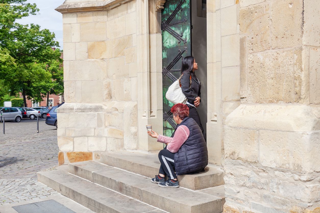 Die Frau positionierte sich vor einer Salzburger Kirche. (Symbolbild)