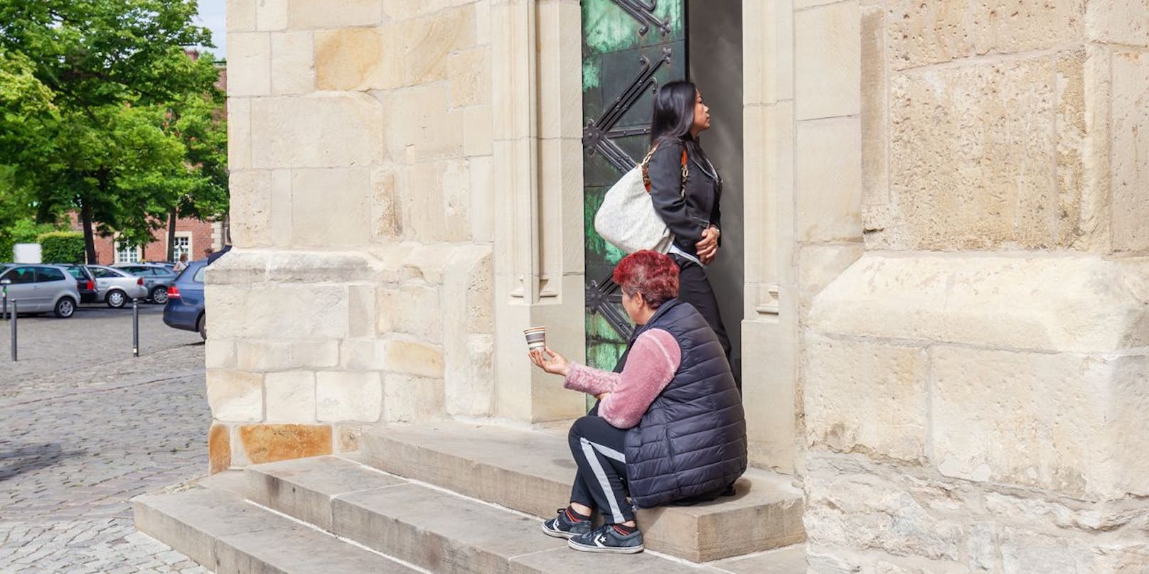 Die Frau positionierte sich vor einer Salzburger Kirche. (Symbolbild)