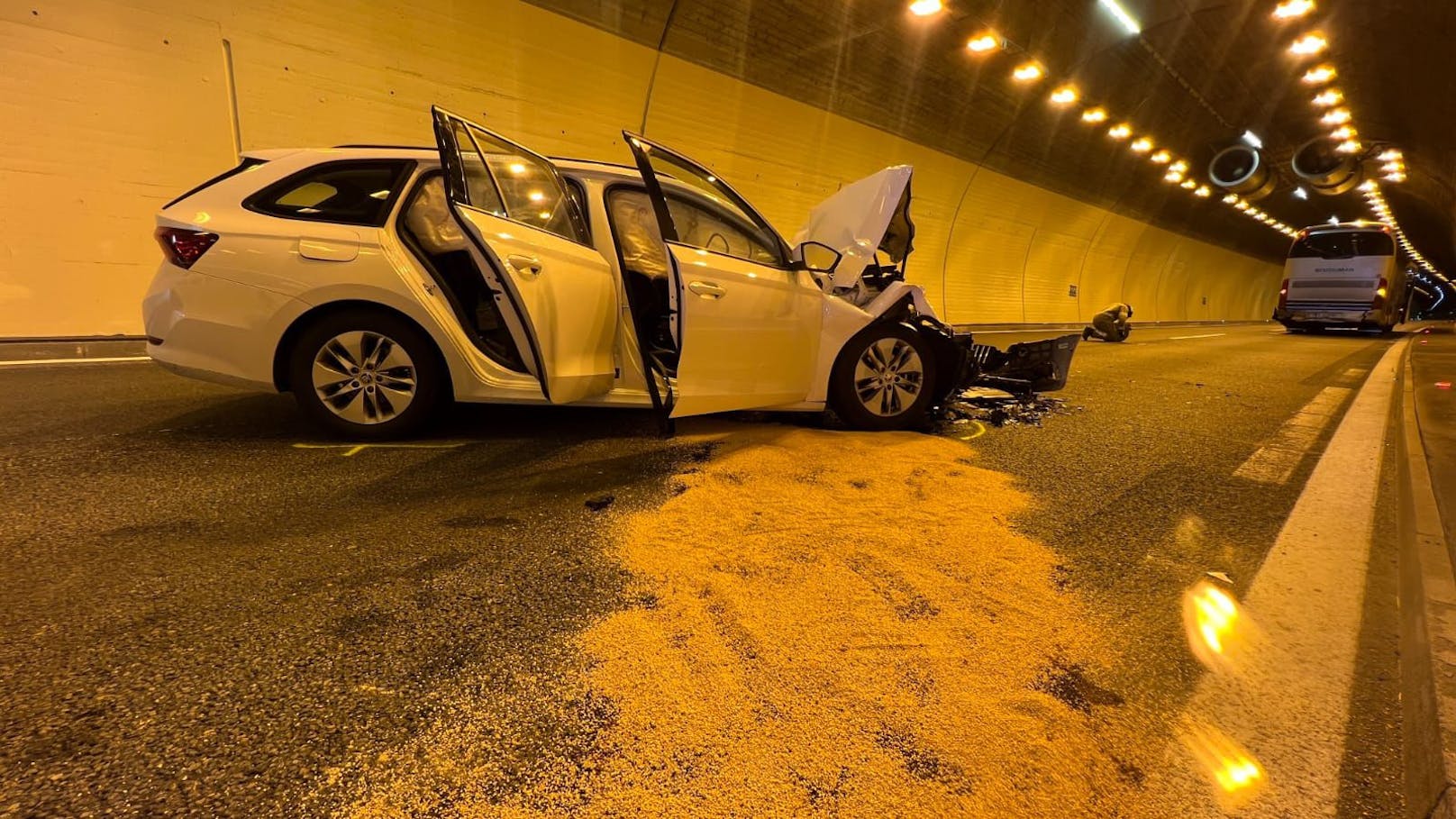 Schwerer Verkehrsunfall am Sonntag in Pians! Ein Skoda-Fahrer donnerte in einem Tunnel in das Heck eines Reisebusses. Dabei wurden mehrere Personen verletzt.