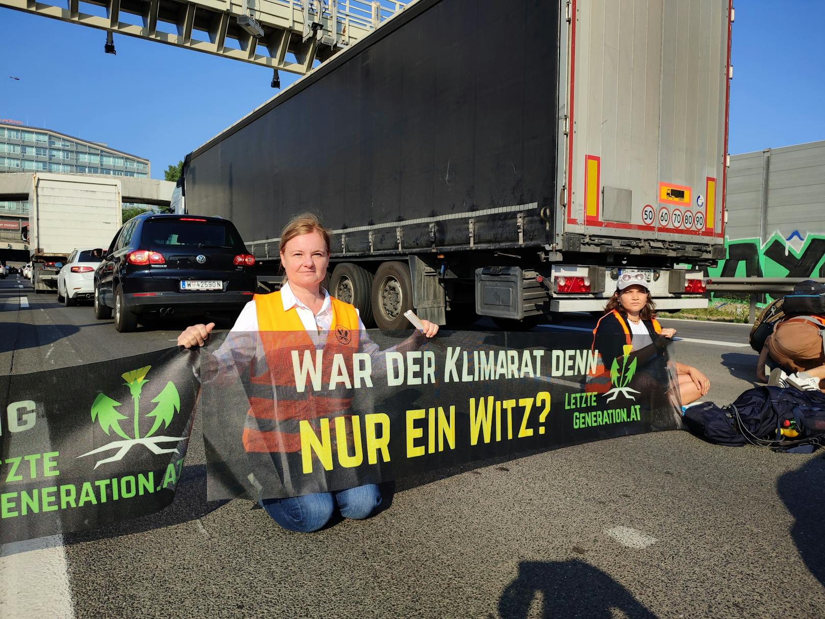 Klima-Kleber der Letzten Generation bei einer Protestaktion in Wien am 17. Juli 2023.