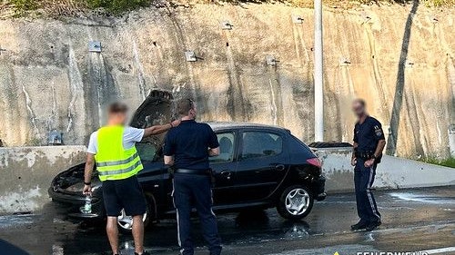 Der Pkw geriet in Vollbrand.