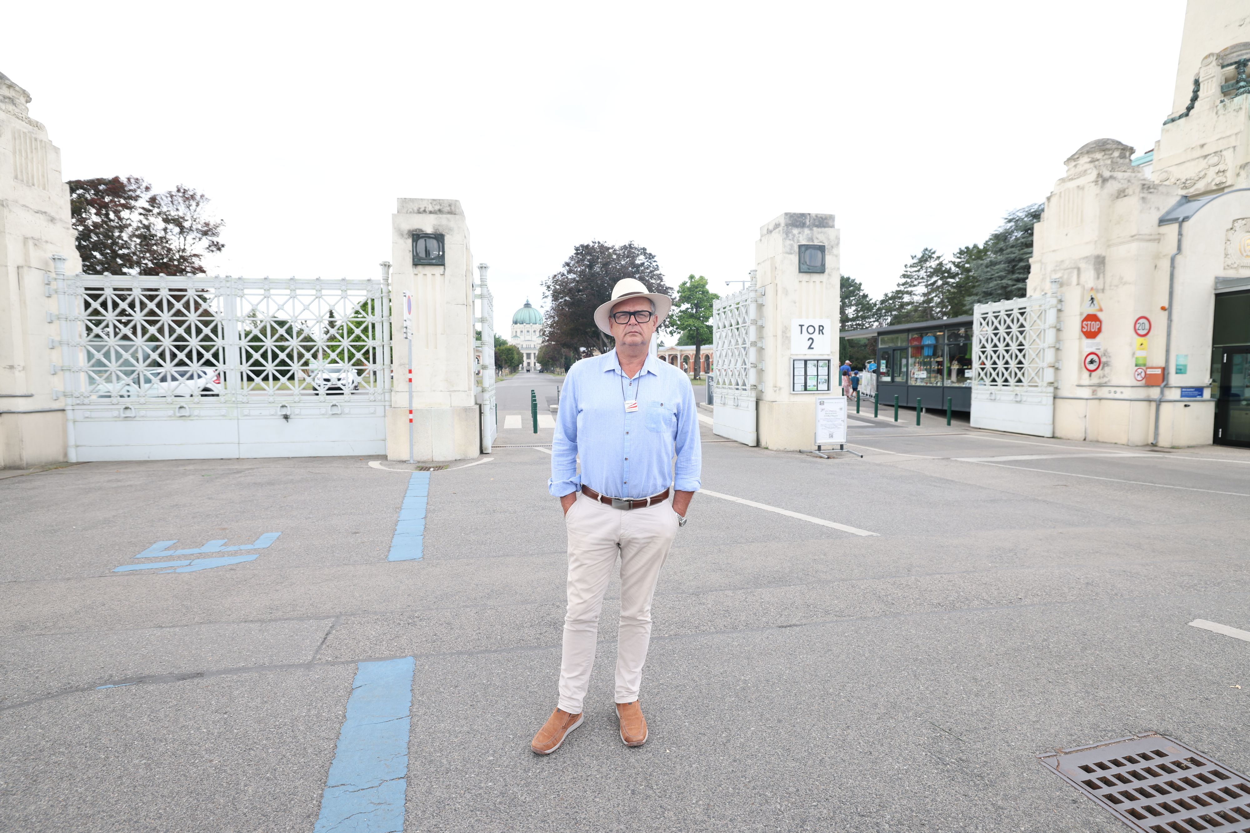 Fremdenführer Wolfgang Horak (64) versteht die Welt nicht mehr: Für Führungen am Friedhof soll er ab Jänner tiefer in die Tasche greifen.