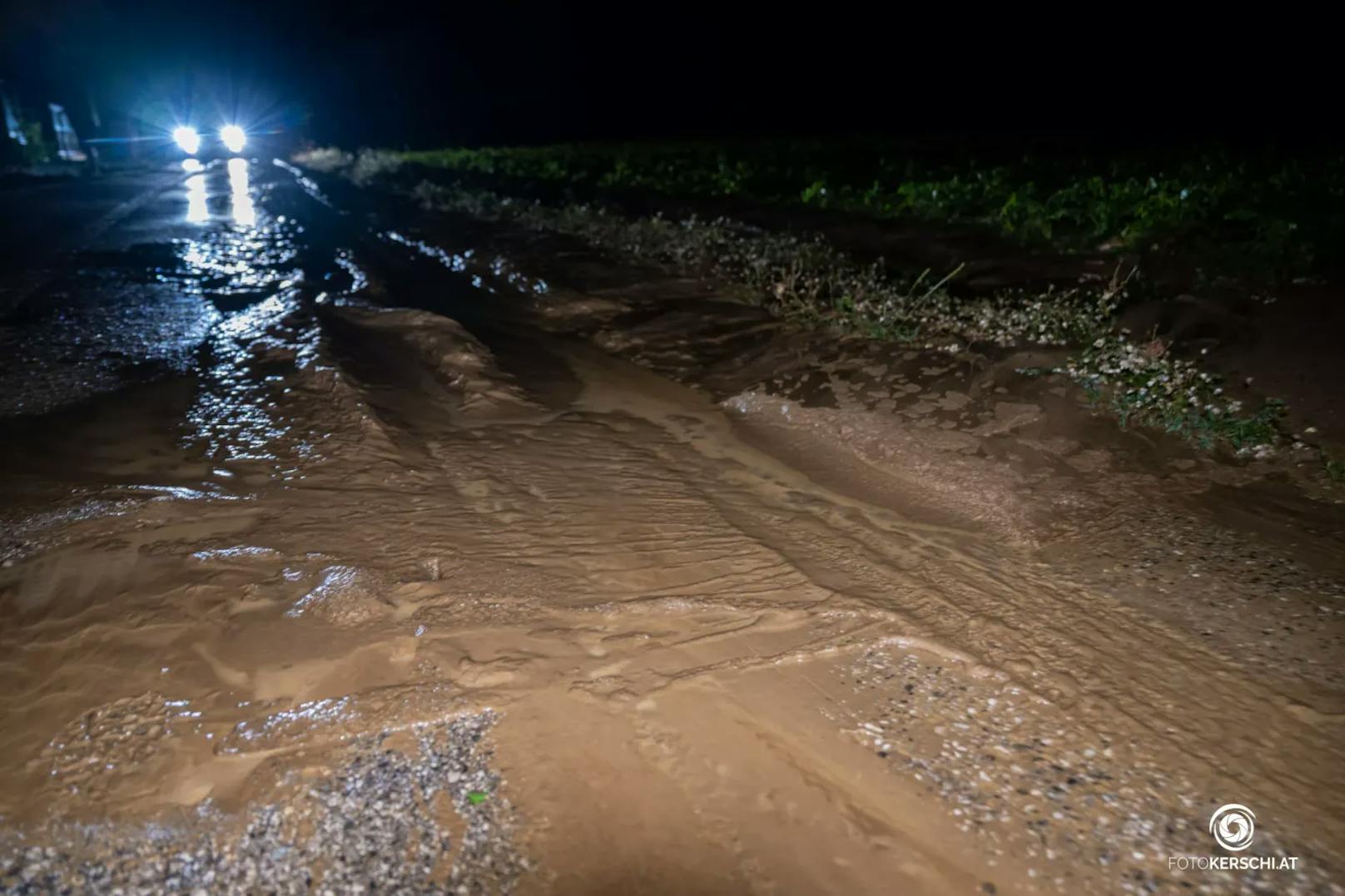 Eine starke Gewitterzelle zog am Wochenende mit Hagel, Sturm und Starkregen über den Bezirk Linz-Land. Gegen 21:45 Uhr traf die Gewitterfront im Bereich Linz-Land ein und sorgte bereits nach kurzer Zeit für zahlreiche Alarmierungen wegen überfluteter Keller und umgestürzter Bäume.