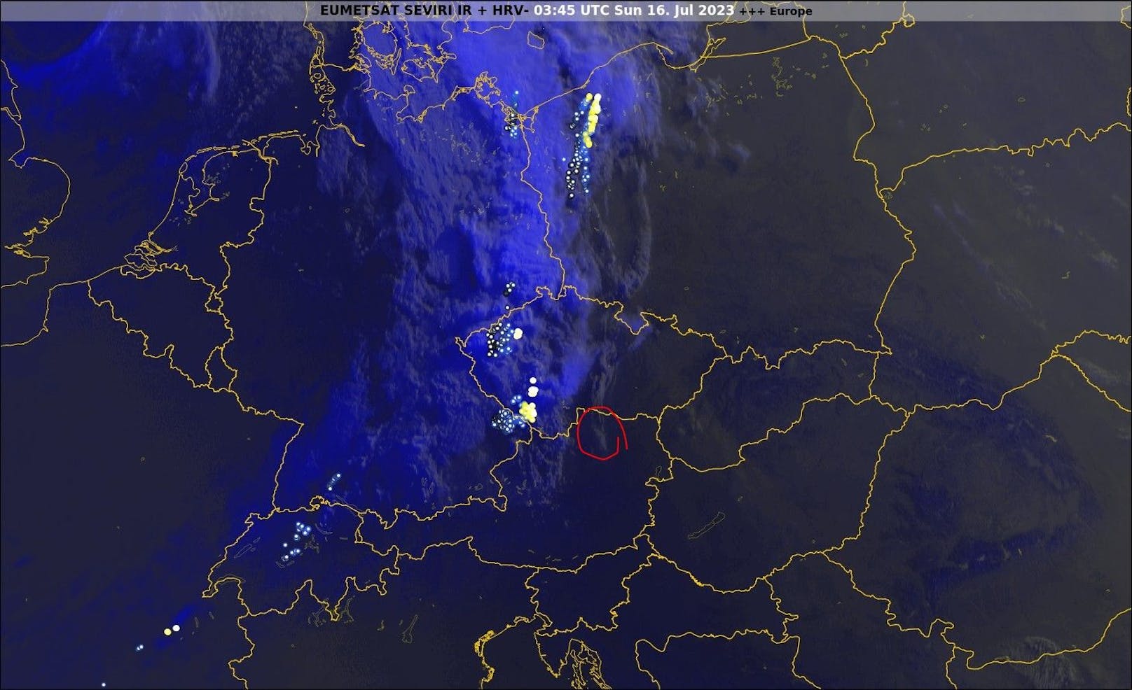 Der Wetterdienst UBIMET bestätigt das Naturspektakel mit einem Satellitenbild.