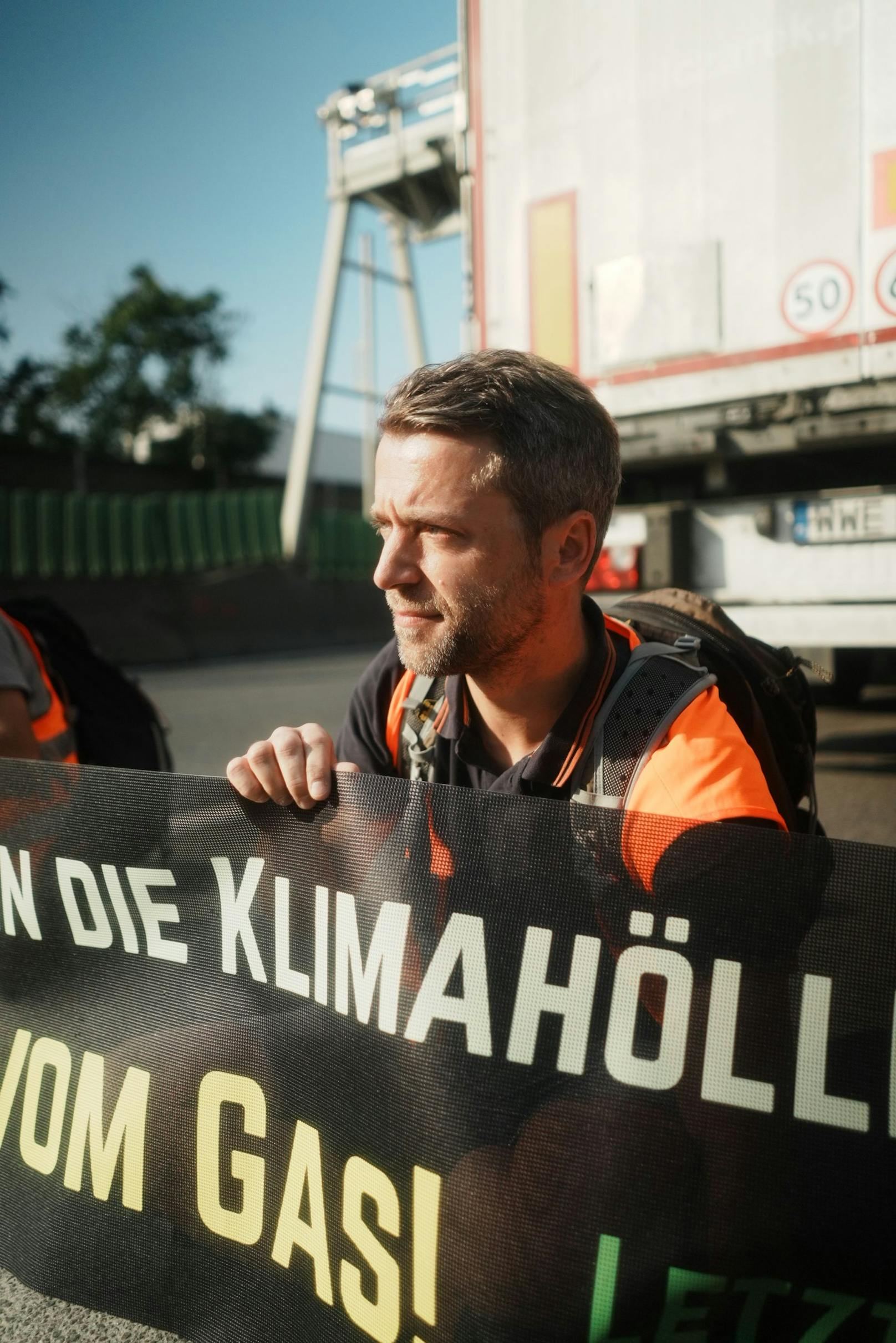 Klima-Kleber der Letzten Generation bei einer Protestaktion in Wien am 17. Juli 2023.