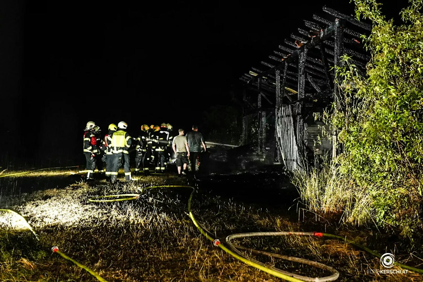 Die Feuerwehren Pregarten, Pregartsdorf und Selker-Neustadt wurden am Sonntag gegen 23.11 Uhr zum Brand eines Holzstadls in Pregarten alarmiert.