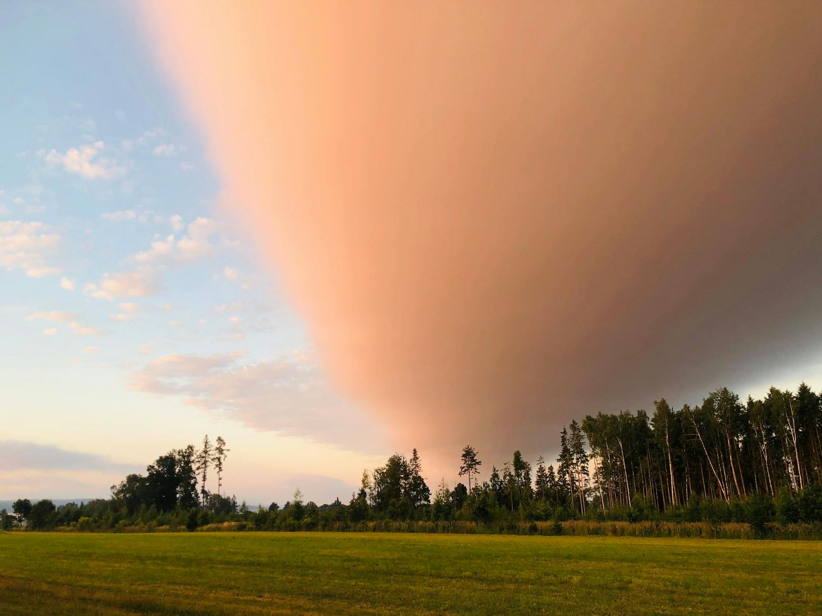 Die sogenannte "Rollwolke tritt oft in Verbindung mit Gewittern auf.