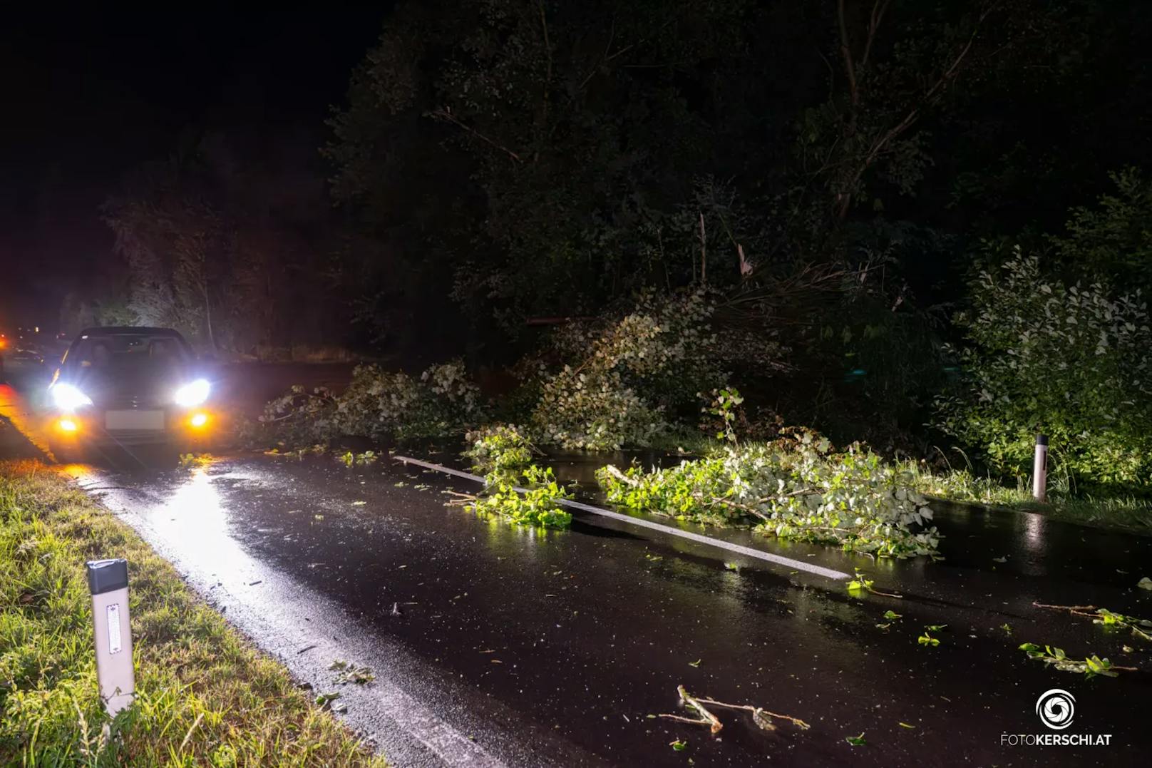 Eine starke Gewitterzelle zog am Wochenende mit Hagel, Sturm und Starkregen über den Bezirk Linz-Land. Gegen 21:45 Uhr traf die Gewitterfront im Bereich Linz-Land ein und sorgte bereits nach kurzer Zeit für zahlreiche Alarmierungen wegen überfluteter Keller und umgestürzter Bäume.