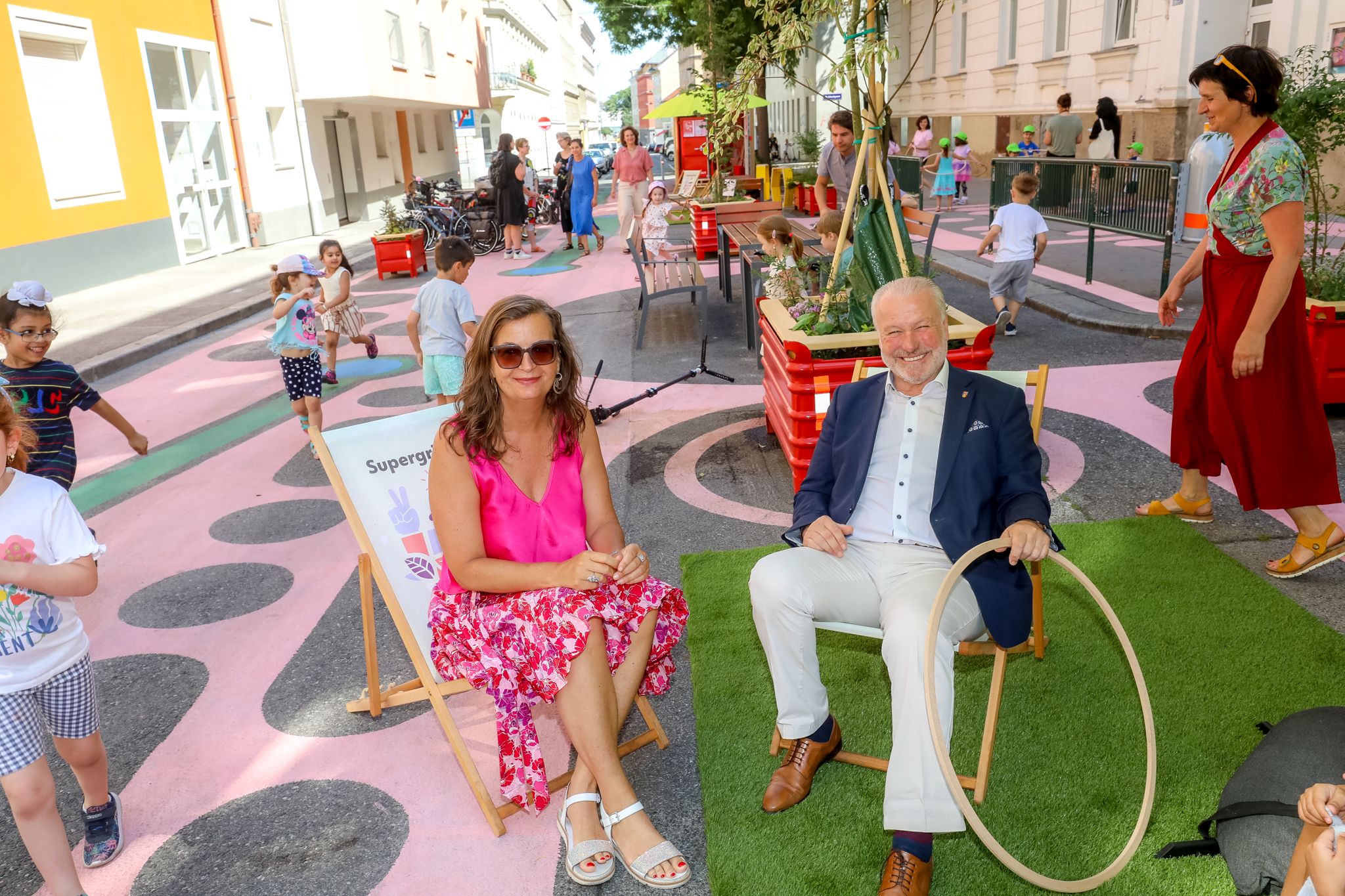 Planungsstadträtin Ulli Sima und Favoritens stellvertretender Bezirksvorsteher Gerhard Blöschl (beide SPÖ) im Supergrätzl Favoriten