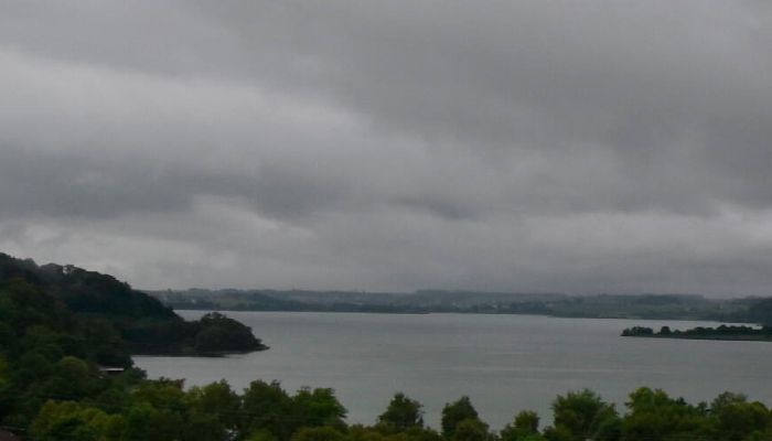 Hier am Wallersee ziehen bereits schwere Regenwolken auf.