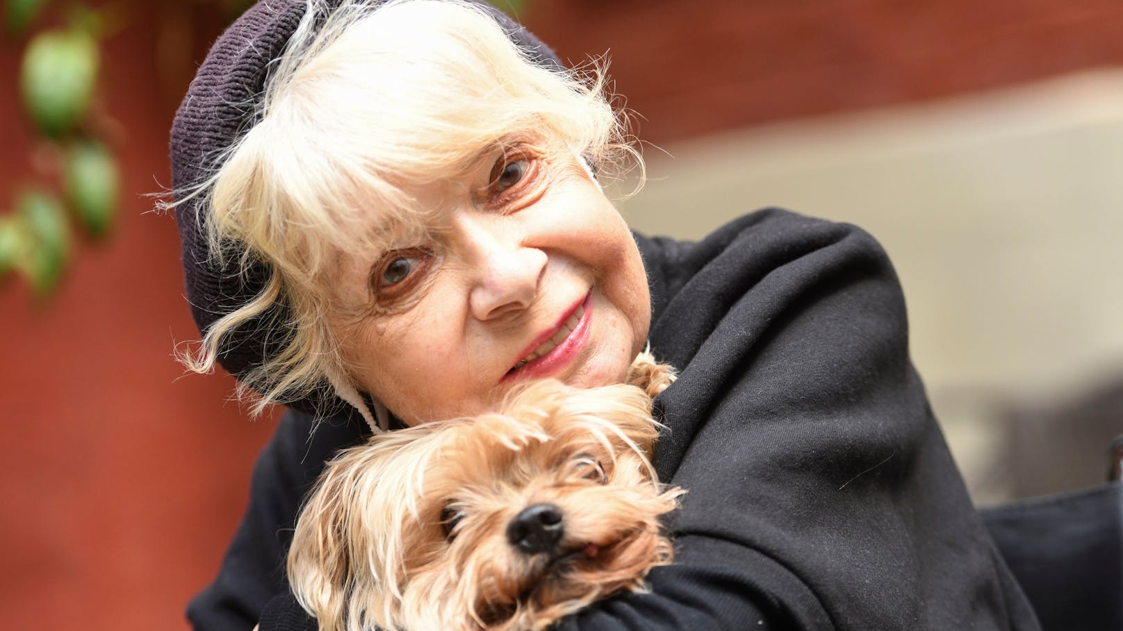 <strong>Ingrid Steeger</strong> mit Ihrem Hund "Lumpi" bei der Eröffnung der Marilyn Monroe Sonderausstellung in Hannover, 2022.