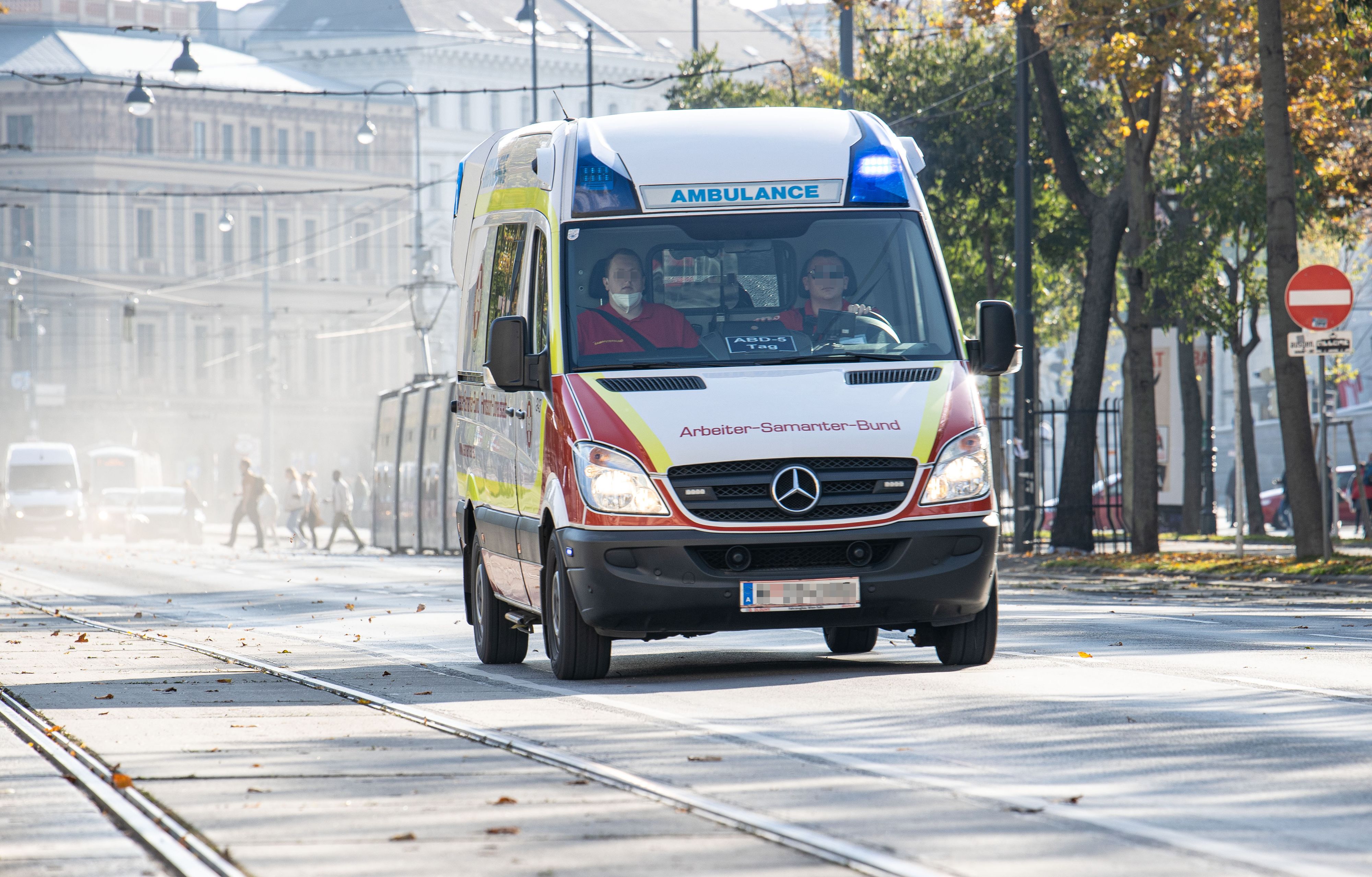 Download von www.picturedesk.com am 17.07.2023 (16:08).  In Wien wird der Rettungsdienst und Krankentransport neben der Berufsrettung auch von verschiedenen Organisationen bereitgestellt. Ein Rettungswagen (RTW) des Samariterbundes befindet sich im Einsatz am auf der Wiener Ringstraße. Wien, Österreich. 17.10.2022 // Ambulance services are provided by the Viennese ambulance and different other NGO's. Picture: An ambulance car is in service on the ring road in Vienna, Austria. October 17th, 2022. - 20221017_PD7833 - Rechteinfo: Rights Managed (RM)