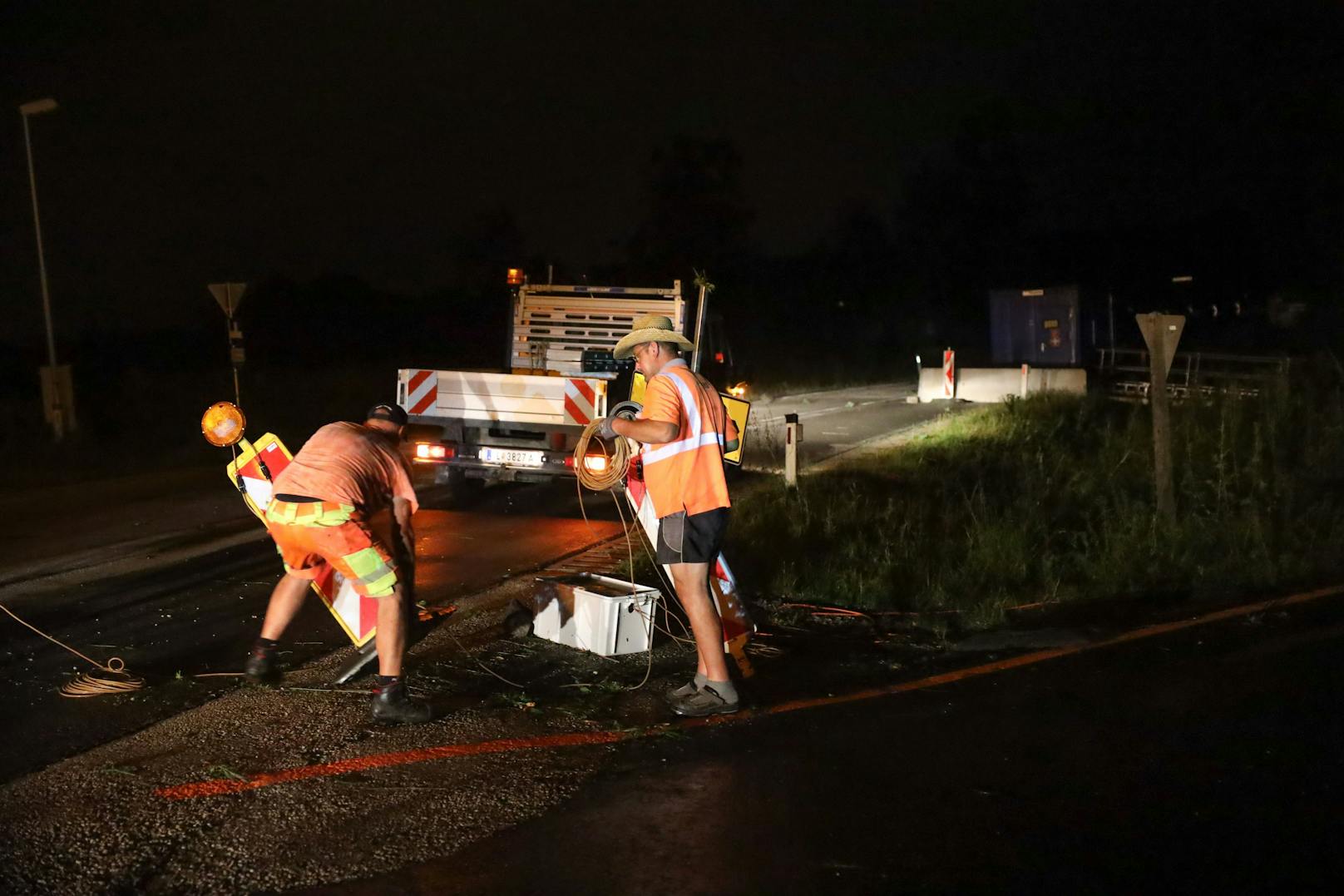 Ein heftiges Gewitter hat am späteren Sonntagabend für etwa 150 Einsätze der Feuerwehren im Zentralraum Oberösterreichs gesorgt. Kurz nach 21:00 Uhr zog ein heftiges Gewitter vom Innviertel über das Hausruckviertel, den Zentralraum in Richtung Niederösterreich. Dabei kam es zu zahlreichen Einsätzen der Feuerwehren. In erster Linie mussten Sturmschäden, Überflutungen sowie Brandeinsätze nach Blitzeinschlägen abgearbeitet werden.