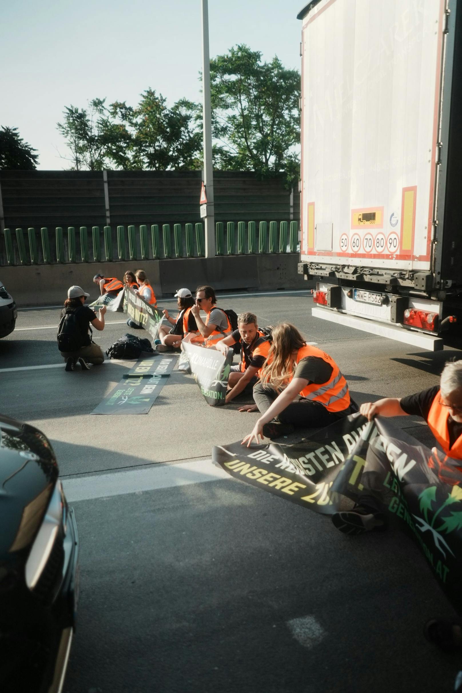 Klima-Kleber der Letzten Generation bei einer Protestaktion in Wien am 17. Juli 2023.