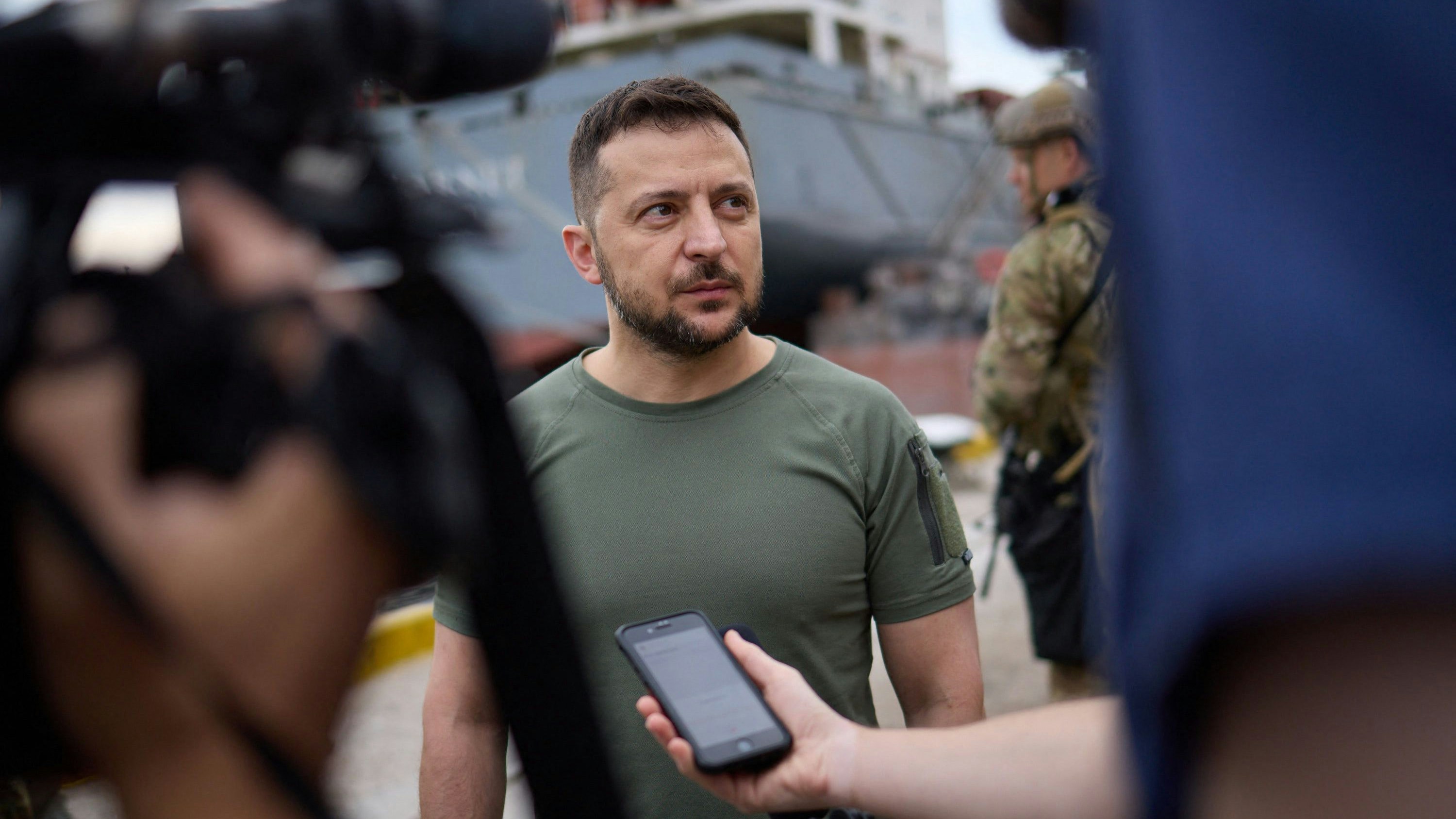 Download von www.picturedesk.com am 17.07.2023 (18:56).  *** SERVICEBILD *** This handout picture taken and released by Ukrainian Presidential Press Service on July 29, 2022 shows the President Volodymyr Zelensky facing journalists during a visit to Black Sea port of Chornomorsk. - Ukraine President Volodymyr Zelensky visits the southern port of Chornomorsk ahead of the first anticipated export of grain under a deal with Russia. (Photo by UKRAINIAN PRESIDENTIAL PRESS SERVICE / AFP) / RESTRICTED TO EDITORIAL USE - MANDATORY CREDIT "AFP PHOTO / Ukrainian Presidential Press Service " - NO MARKETING NO ADVERTISING CAMPAIGNS - DISTRIBUTED AS A SERVICE TO CLIENTS - 20220729_PD3393 - Rechteinfo: Servicebild (SB) Bei diesem Bild ist PictureDesk ausschließlich technischer Dienstleister und stellt eine technische Bearbeitungsgebühr in Rechnung. PictureDesk ist weder Urheber noch Rechteinhaber. Die Nutzung liegt in alleiniger Verantwortung des Kunden. Nur für redaktionelle Nutzung! Werbliche Nutzung erfordert Freigabe: bitte schicken Sie uns eine Anfrage.