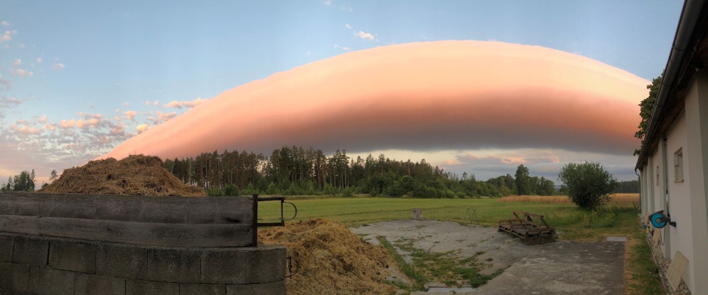 Ein Waldviertler ist überrascht über die Sichtung eines ihm unbekannten Wolken-Gebildes. 